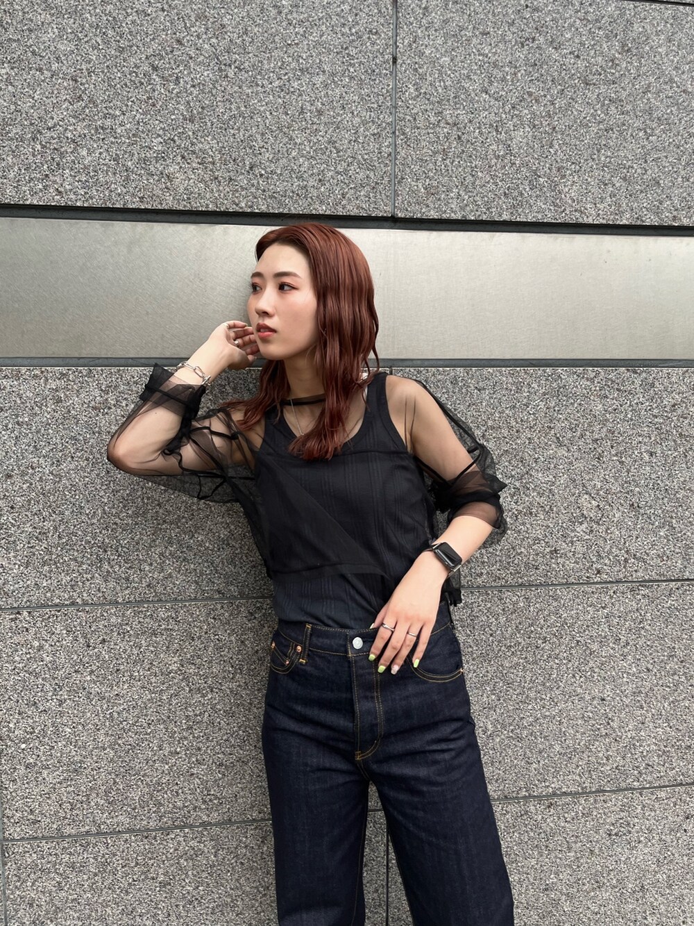 ブラック系のTシャツ/カットソー、グレー系のタンクトップ、ブルー系のデニムパンツを着用したレディースの夏コーディネートの2枚目の写真