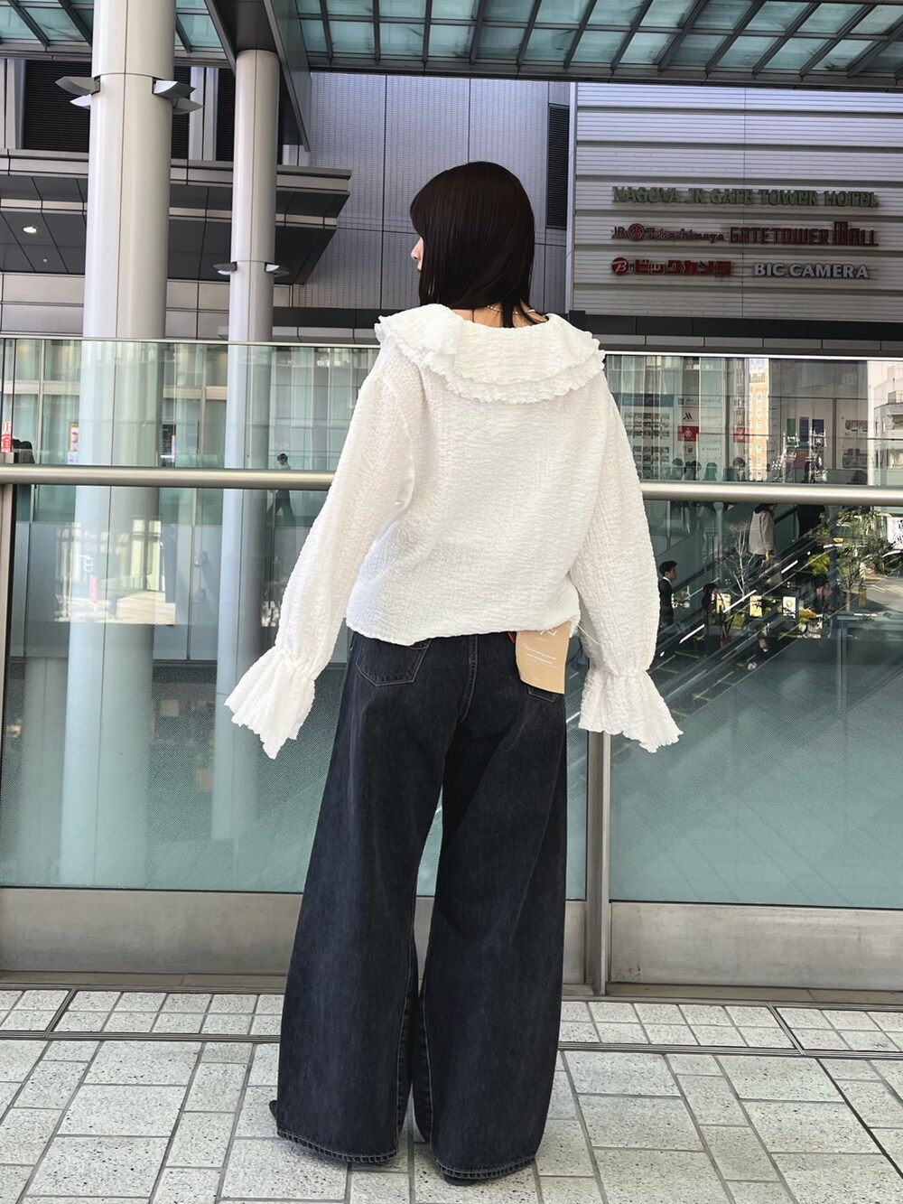 ホワイト系のシャツ/ブラウス、ブラック系のデニムパンツを着用したレディースの春コーディネートの3枚目の写真