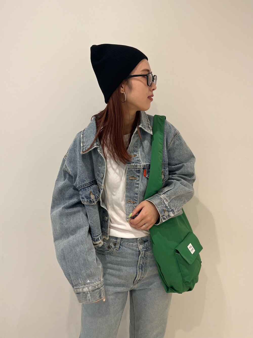 ブルー系のデニムジャケット、ホワイト系のTシャツ/カットソー、ブルー系のデニムパンツを着用したレディースの夏コーディネートの2枚目の写真