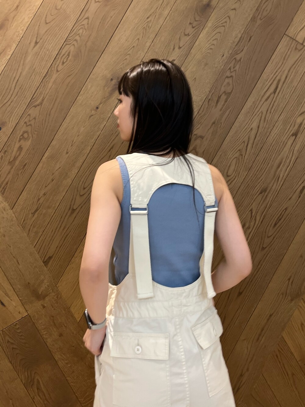 ブルー系のタンクトップ、ホワイト系のつなぎ/オールインワン、シルバー系のネックレスを着用したレディースの春コーディネートの5枚目の写真