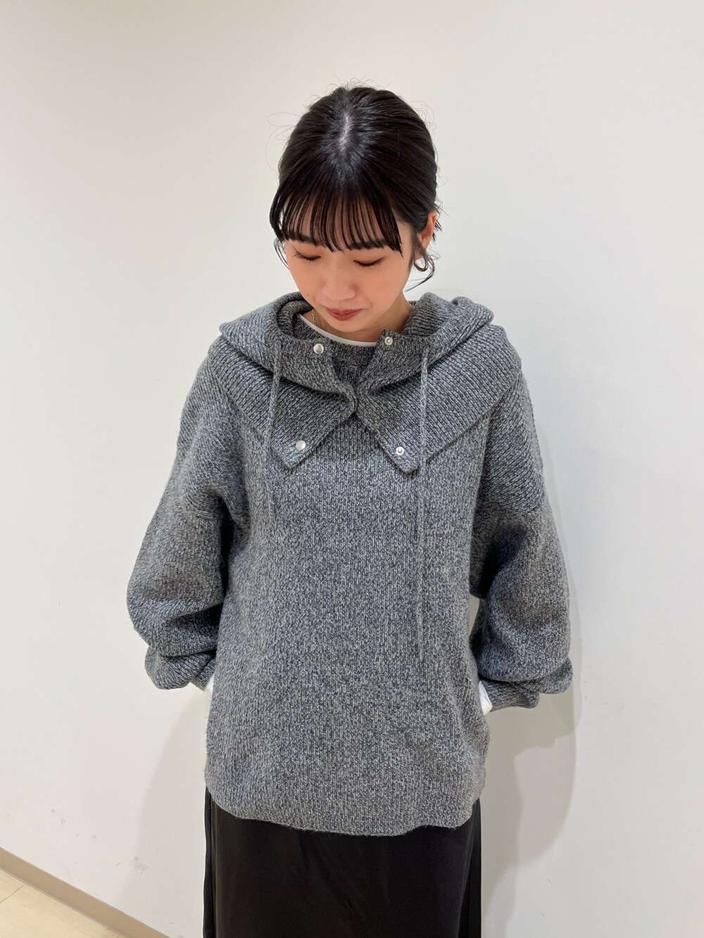 グレー系のニット/セーター、ブラック系のスカートを着用したレディースの冬コーディネートの4枚目の写真