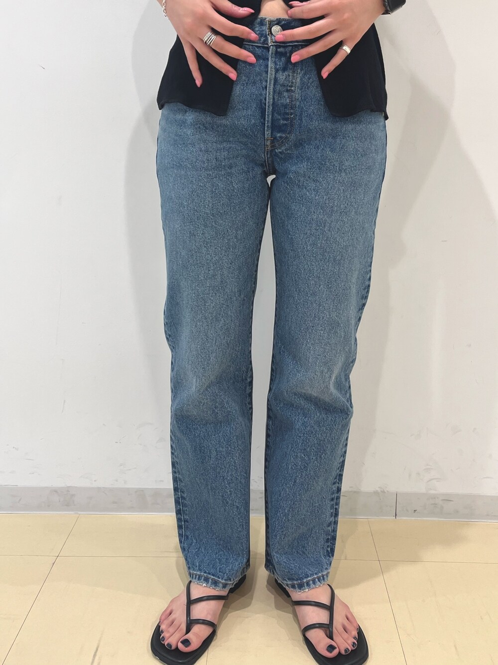 ブラック系のカーディガン/ボレロ、ブルー系のデニムパンツ、ブラック系の水着を着用したレディースの夏コーディネートの6枚目の写真