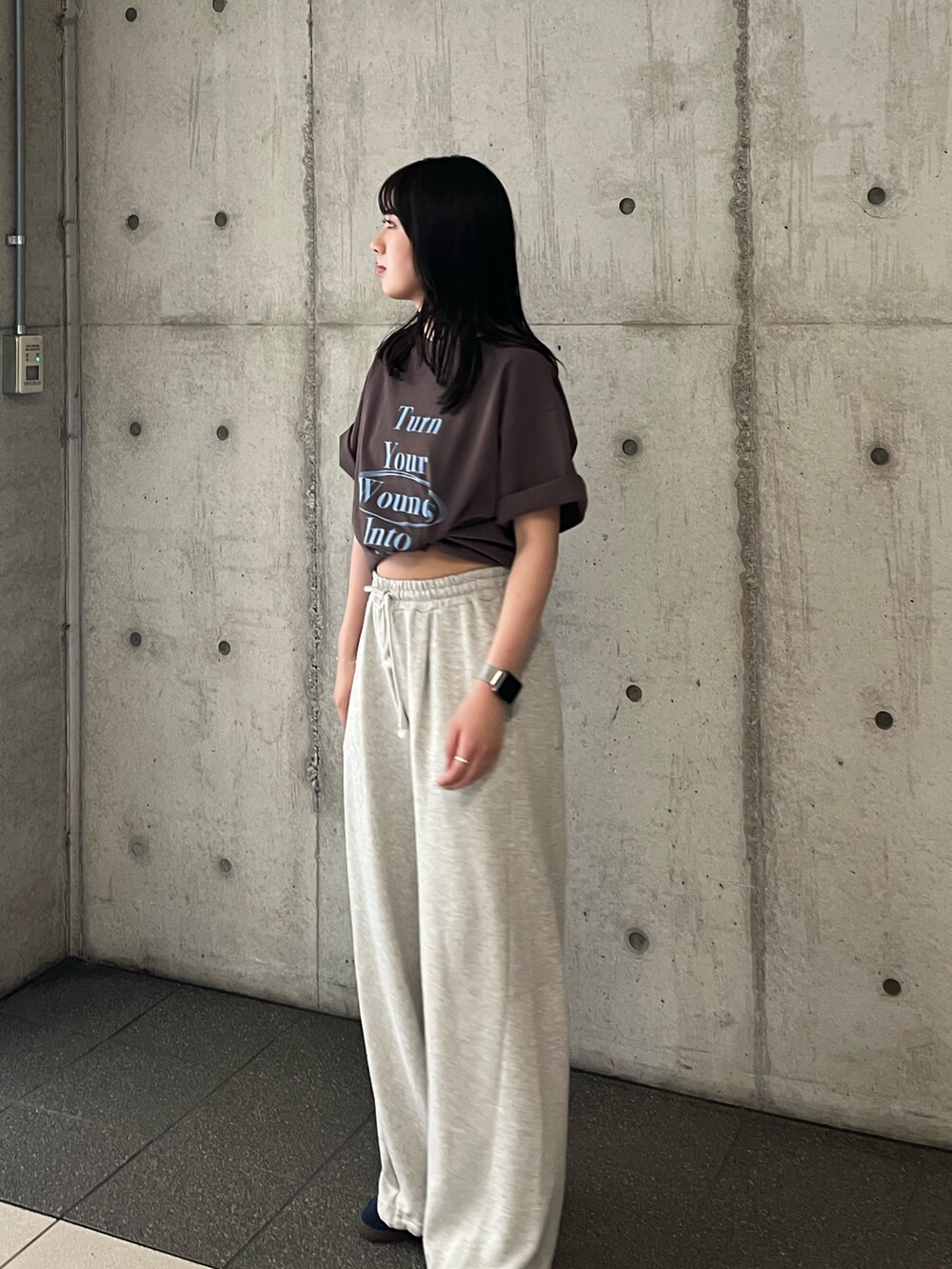 ブラウン系のTシャツ/カットソー、グレー系のスウェットパンツを着用したレディースの春コーディネートの2枚目の写真