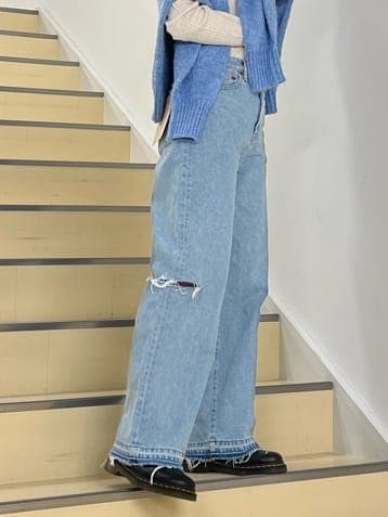 ブルー系のデニムパンツ、ホワイト系のニット/セーター、ブルー系のカーディガン/ボレロを着用したレディースの秋コーディネートの5枚目の写真