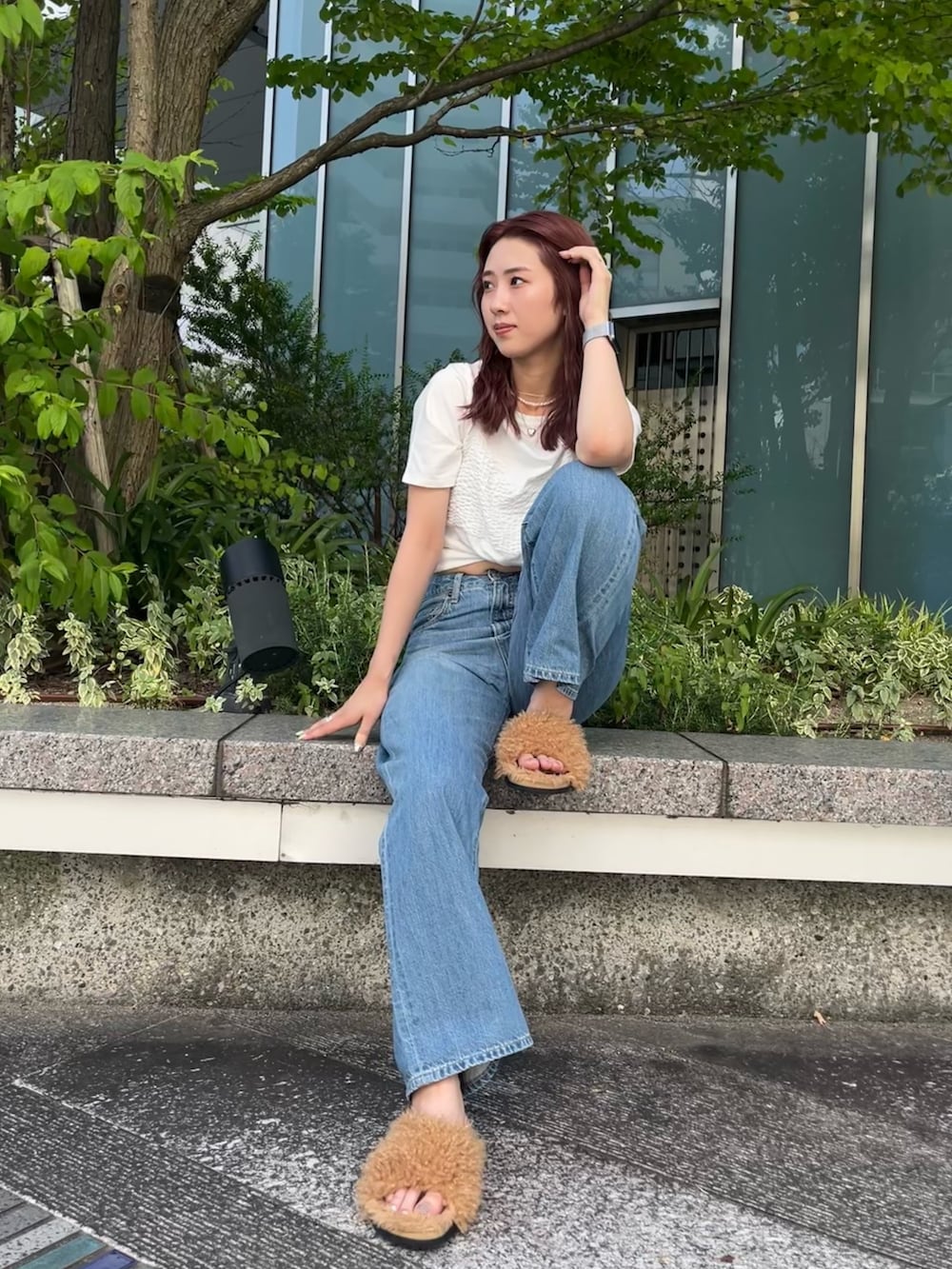 ホワイト系のTシャツ/カットソー、ブルー系のデニムパンツ、ブラウン系のサンダルを着用したレディースの夏コーディネートの2枚目の写真