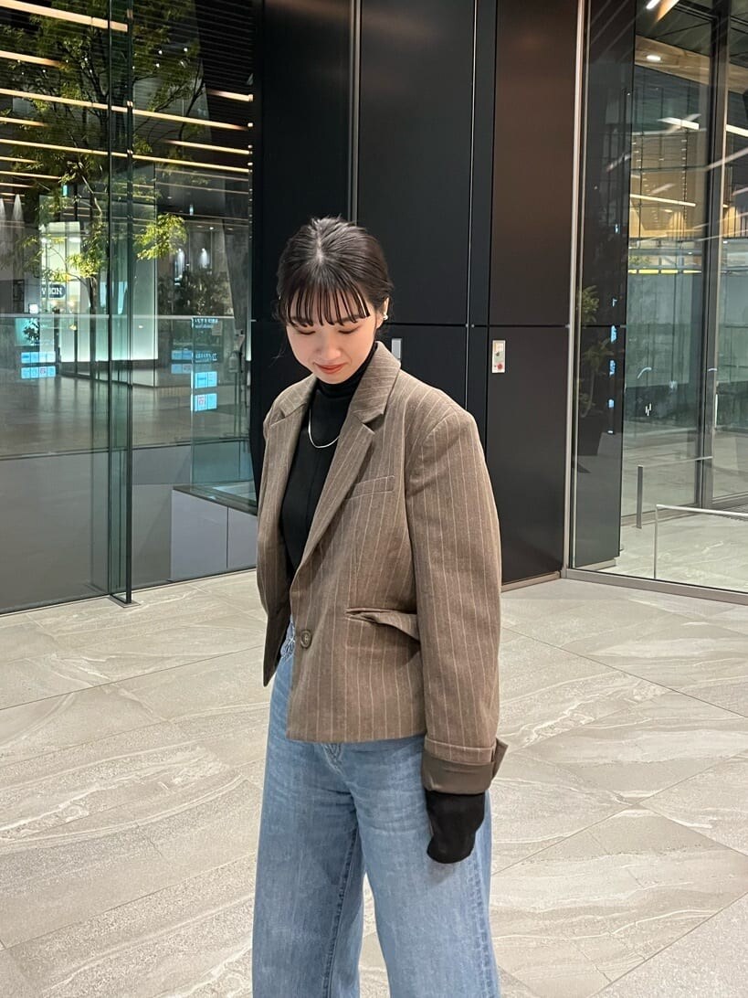 ブルー系のデニムパンツ、ブルー系のデニムパンツ、ブラック系のTシャツ/カットソーを着用したレディースの秋コーディネートの2枚目の写真