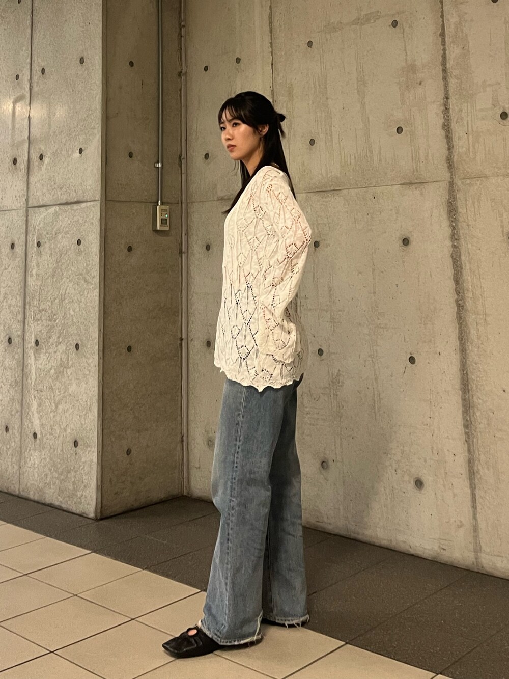 ホワイト系のニット/セーターを着用したレディースの夏コーディネートの2枚目の写真