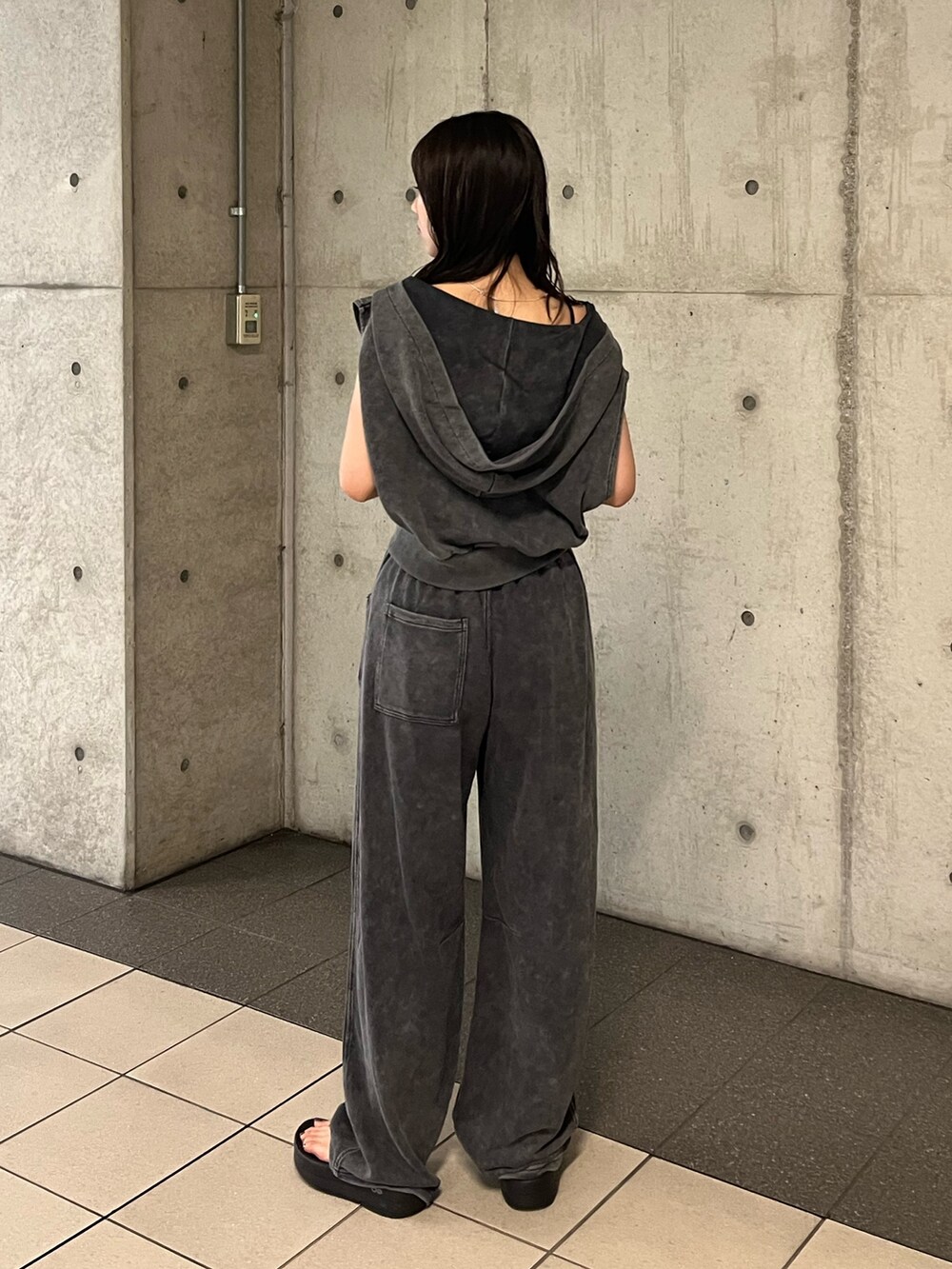 グレー系のパーカー、グレー系のスウェットパンツを着用したレディースの夏コーディネートの3枚目の写真