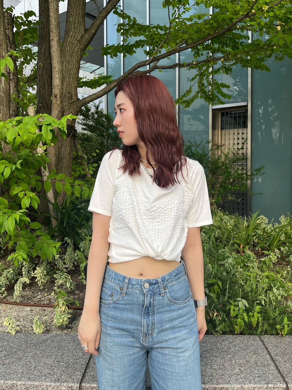 ホワイト系のTシャツ/カットソー、ブルー系のデニムパンツ、ブラウン系のサンダルを着用したレディースの夏コーディネートの3枚目の写真