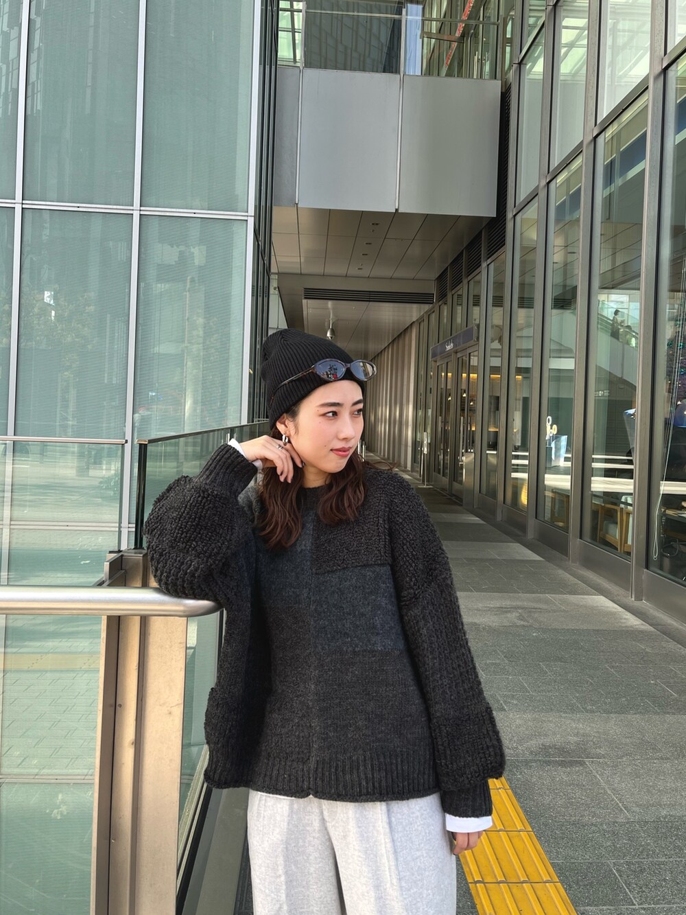 グレー系のニット/セーター、グレー系のその他パンツを着用したレディースの秋コーディネートの4枚目の写真