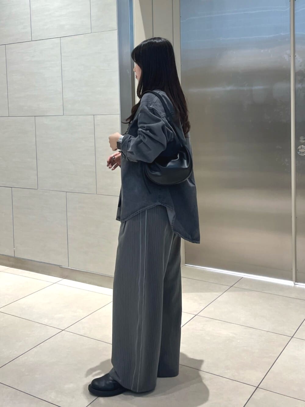 ブラック系のシャツ/ブラウス、グレー系のその他パンツを着用したレディースの冬コーディネートの2枚目の写真