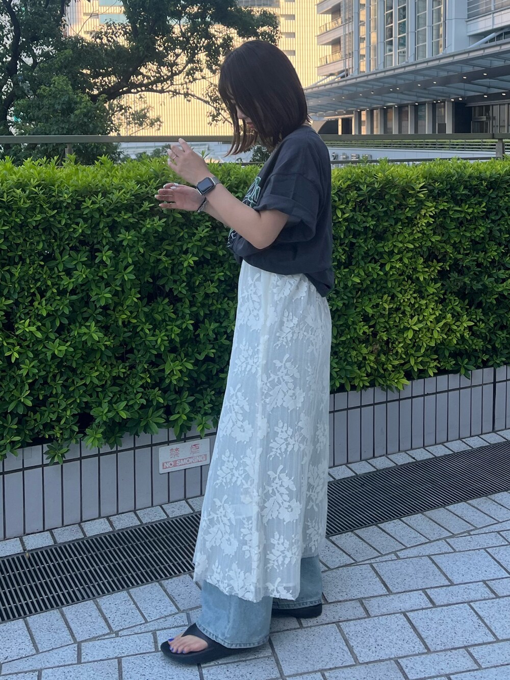 グレー系のTシャツ/カットソー、ホワイト系のワンピース、ブルー系のデニムパンツを着用したレディースの夏コーディネートの2枚目の写真