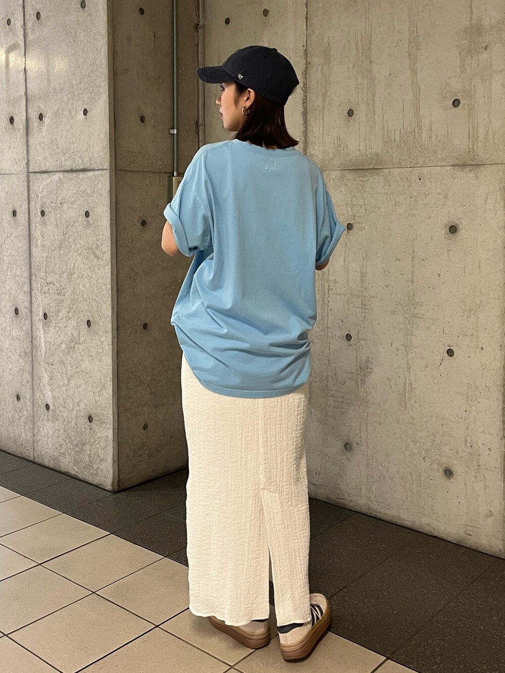 ブルー系のTシャツ/カットソー、ホワイト系のスカートを着用したレディースの夏コーディネートの5枚目の写真