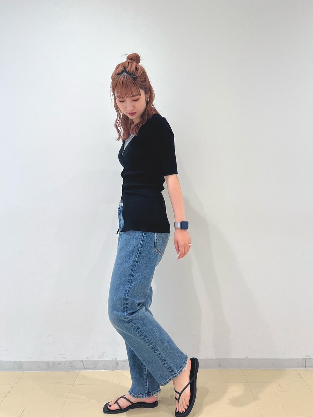 ブラック系のカーディガン/ボレロ、ブルー系のデニムパンツ、ブラック系の水着を着用したレディースの夏コーディネートの3枚目の写真