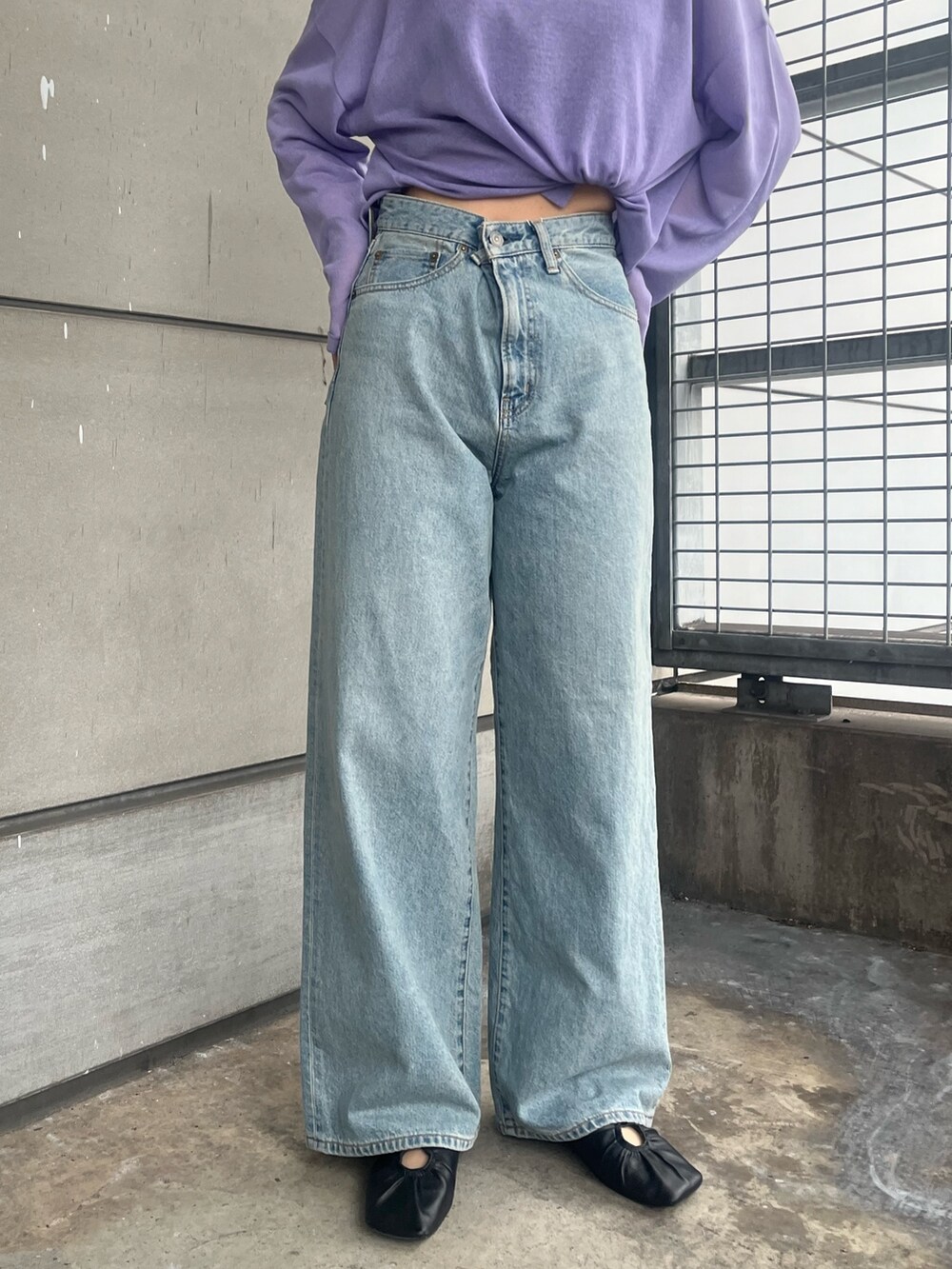 パープル系のニット/セーター、ブルー系のデニムパンツを着用したレディースの春コーディネートの6枚目の写真