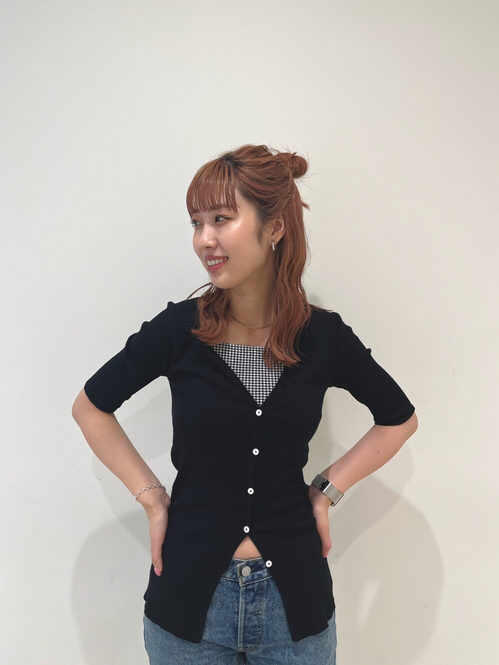 ブラック系のカーディガン/ボレロ、ブルー系のデニムパンツ、ブラック系の水着を着用したレディースの夏コーディネートの7枚目の写真