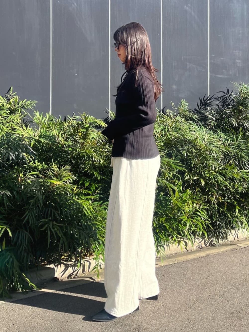 ブラック系のカーディガン/ボレロ、グレー系のスウェットパンツを着用したレディースの冬コーディネートの2枚目の写真