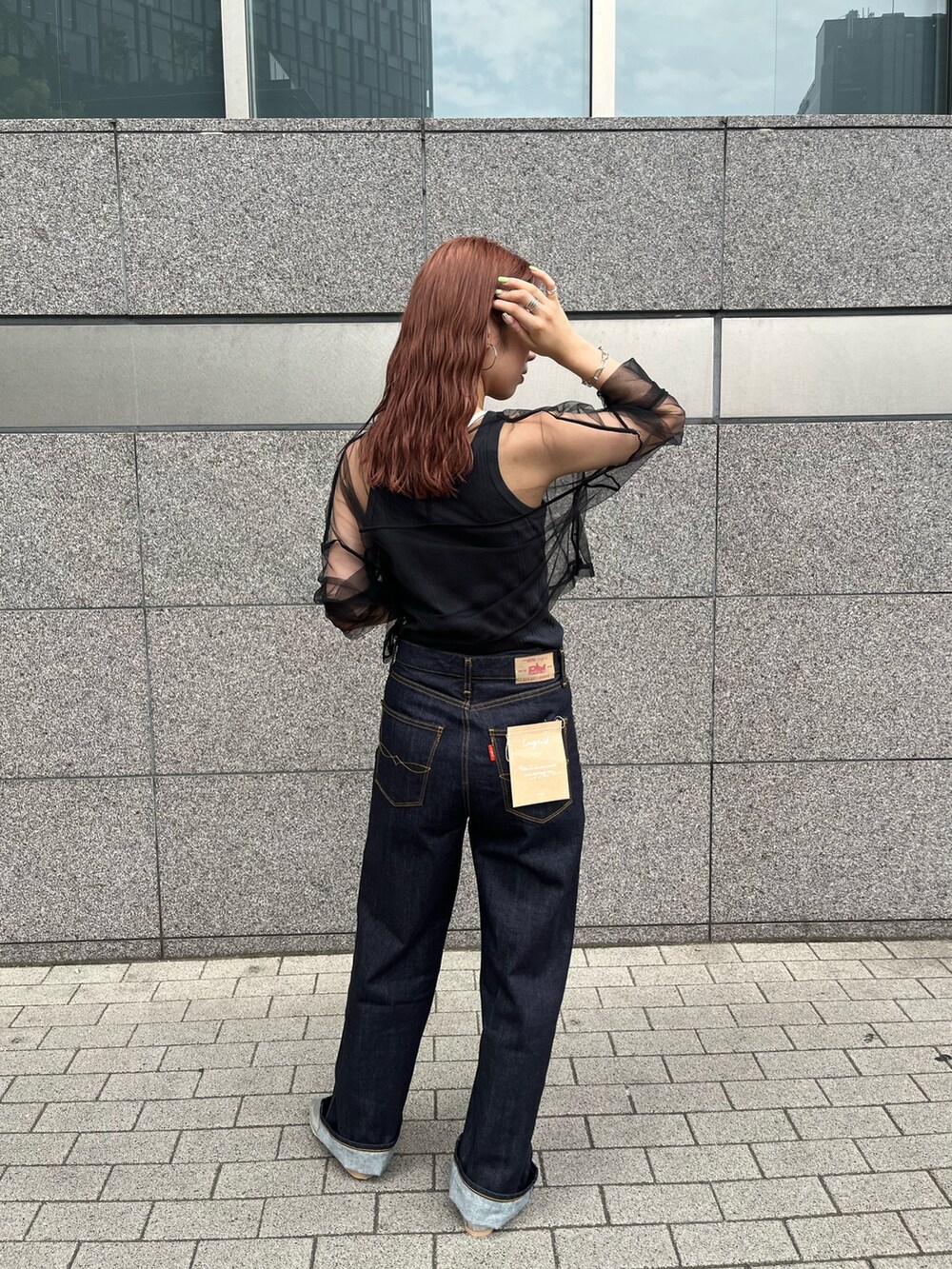 ブラック系のTシャツ/カットソー、グレー系のタンクトップ、ブルー系のデニムパンツを着用したレディースの夏コーディネートの4枚目の写真