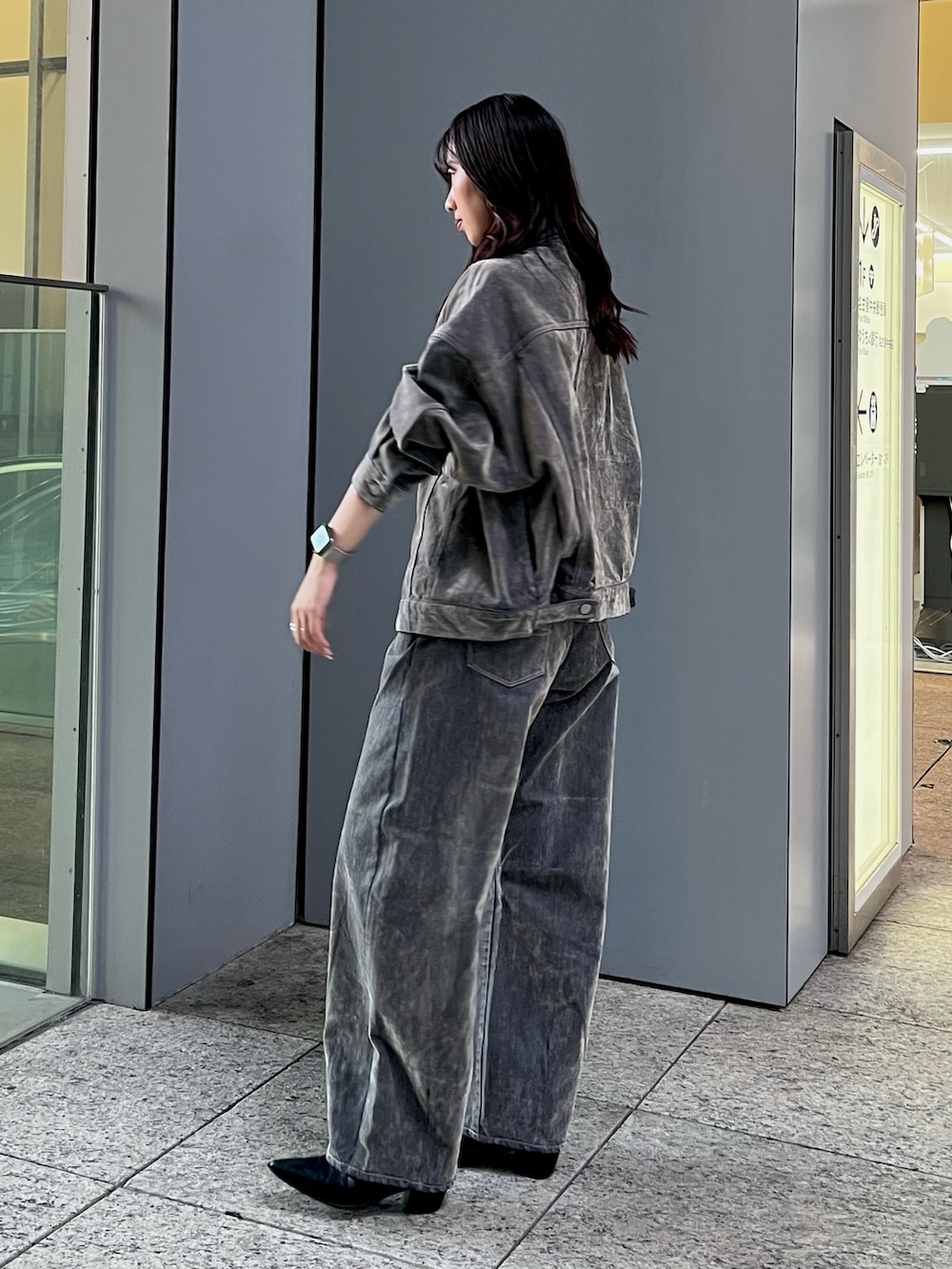 ベージュ系のデニムジャケット、ベージュ系のデニムパンツを着用したレディースの夏コーディネートの2枚目の写真