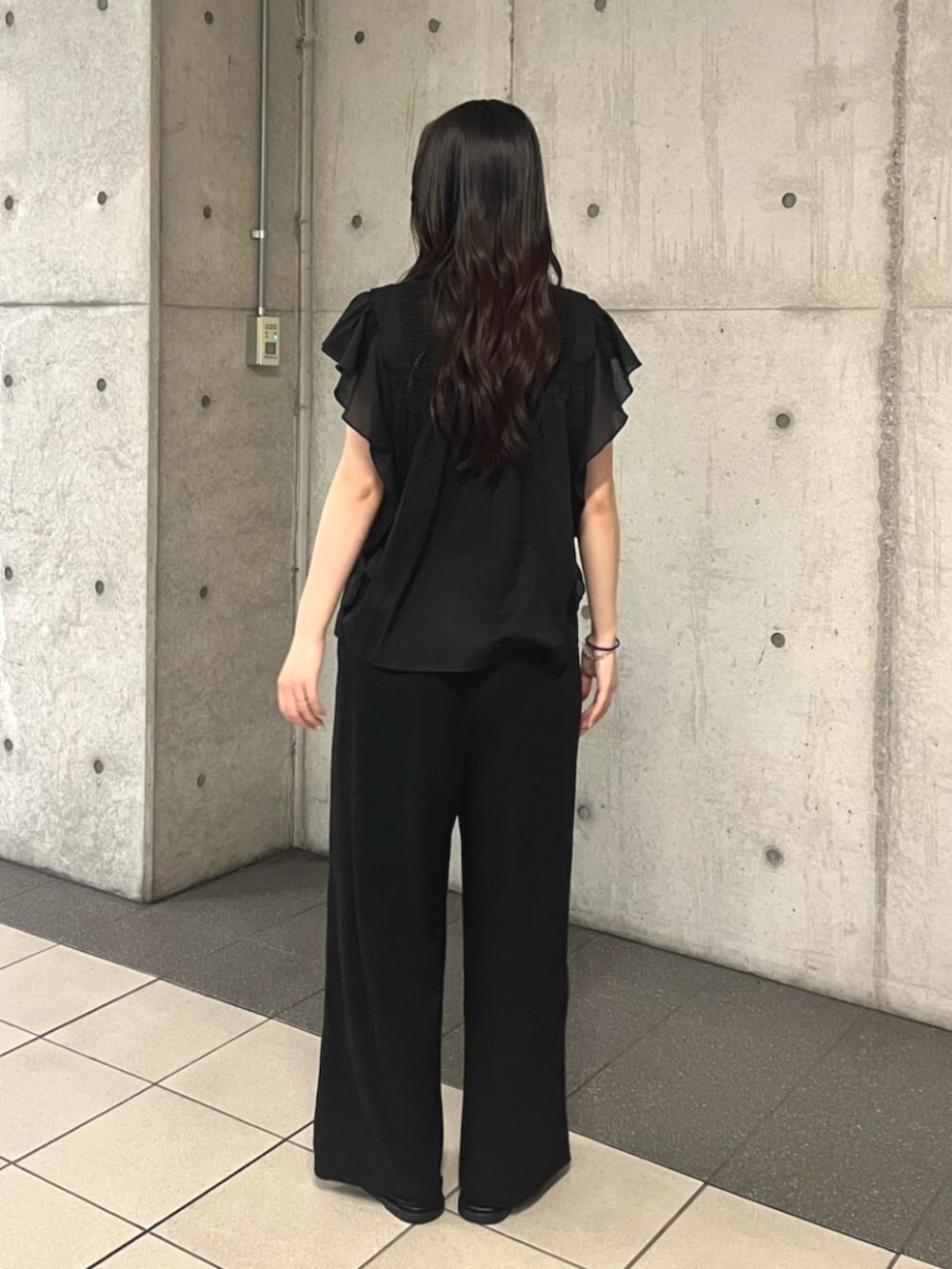 ブラック系のシャツ/ブラウス、ブラック系のその他パンツを着用したレディースの夏コーディネートの3枚目の写真