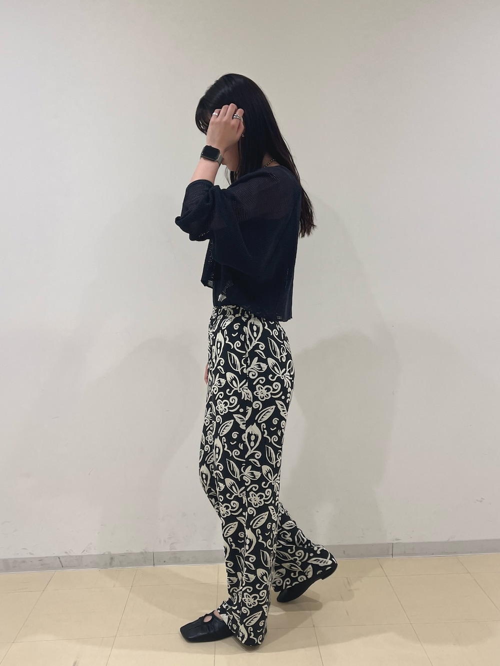 グレー系のTシャツ/カットソー、グレー系のタンクトップ、グレー系のその他パンツを着用したレディースの春コーディネートの2枚目の写真