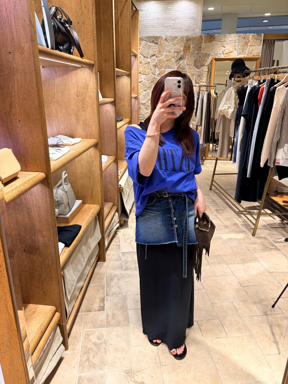 ブルー系のTシャツ/カットソー、ブラック系のその他シューズ、ブルー系のデニムスカートを着用したレディースの夏コーディネートの3枚目の写真