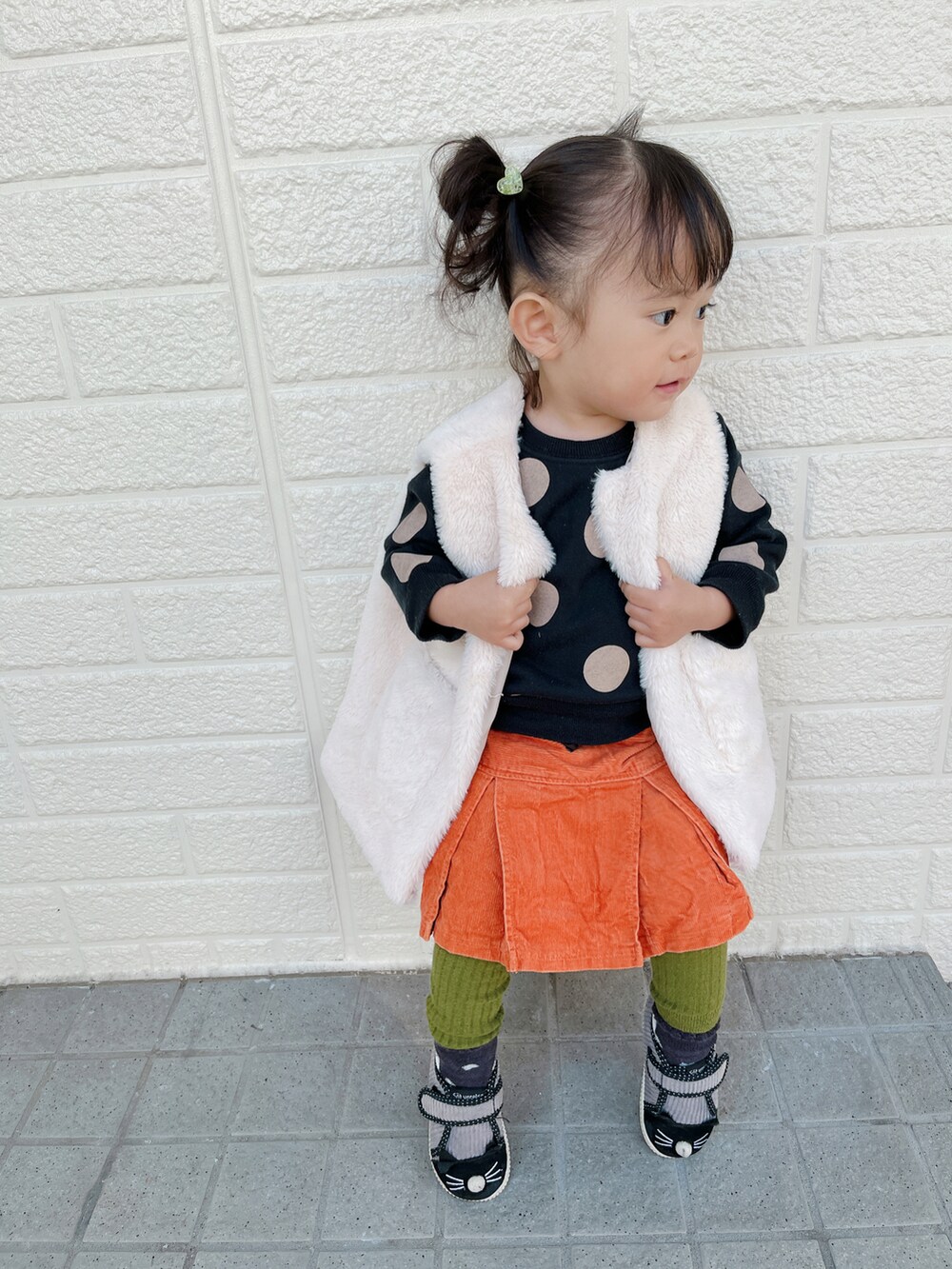 ホワイト系のその他アウターを着用したキッズの秋コーディネートの2枚目の写真