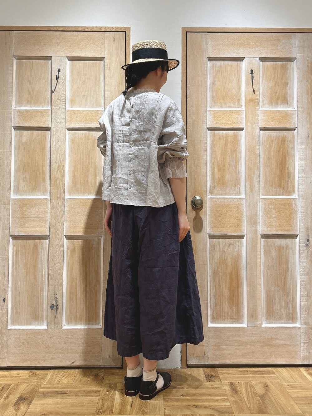 ブラック系のサンダル、ベージュ系のシャツ/ブラウス、グレー系のその他パンツを着用したレディースの春コーディネートの3枚目の写真