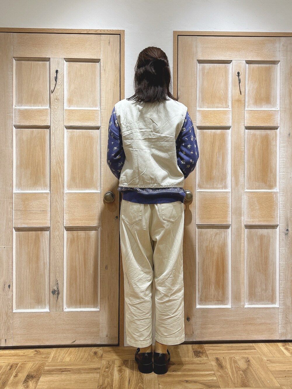 「Samansa Mos2、サマンサ モスモス(Samansa Mos2)、SM2、春服、お出かけコーデ、デニム、デニムパンツ、セットアップ、花柄、ブルー、ホワイトコーデ、カジュアルコーデ、高身長女子」｜「Samansa Mos2の【S/Lサイズ WEB限定】デニム/ツイルカーブパンツ（デニムパンツ、ホワイト系）」を使った、kahoさん（レディース・169cm）の冬コーディネートの3枚目の写真