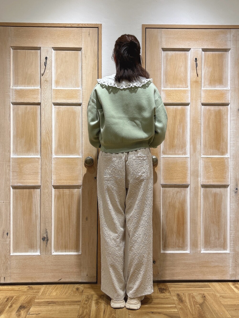 「Samansa Mos2、サマンサ モスモス(Samansa Mos2)、SM2、春コーデ、春、休日スタイル、ミントグリーン、カーディガン、ジャガード、パンツスタイル、ガーリー、カジュアルガーリー、カラーコーデ、高身長女子」｜「Samansa Mos2のクルーネックジップカーディガン（カーディガン/ボレロ、グリーン系）」を使った、kahoさん（レディース・169cm）の冬コーディネートの3枚目の写真