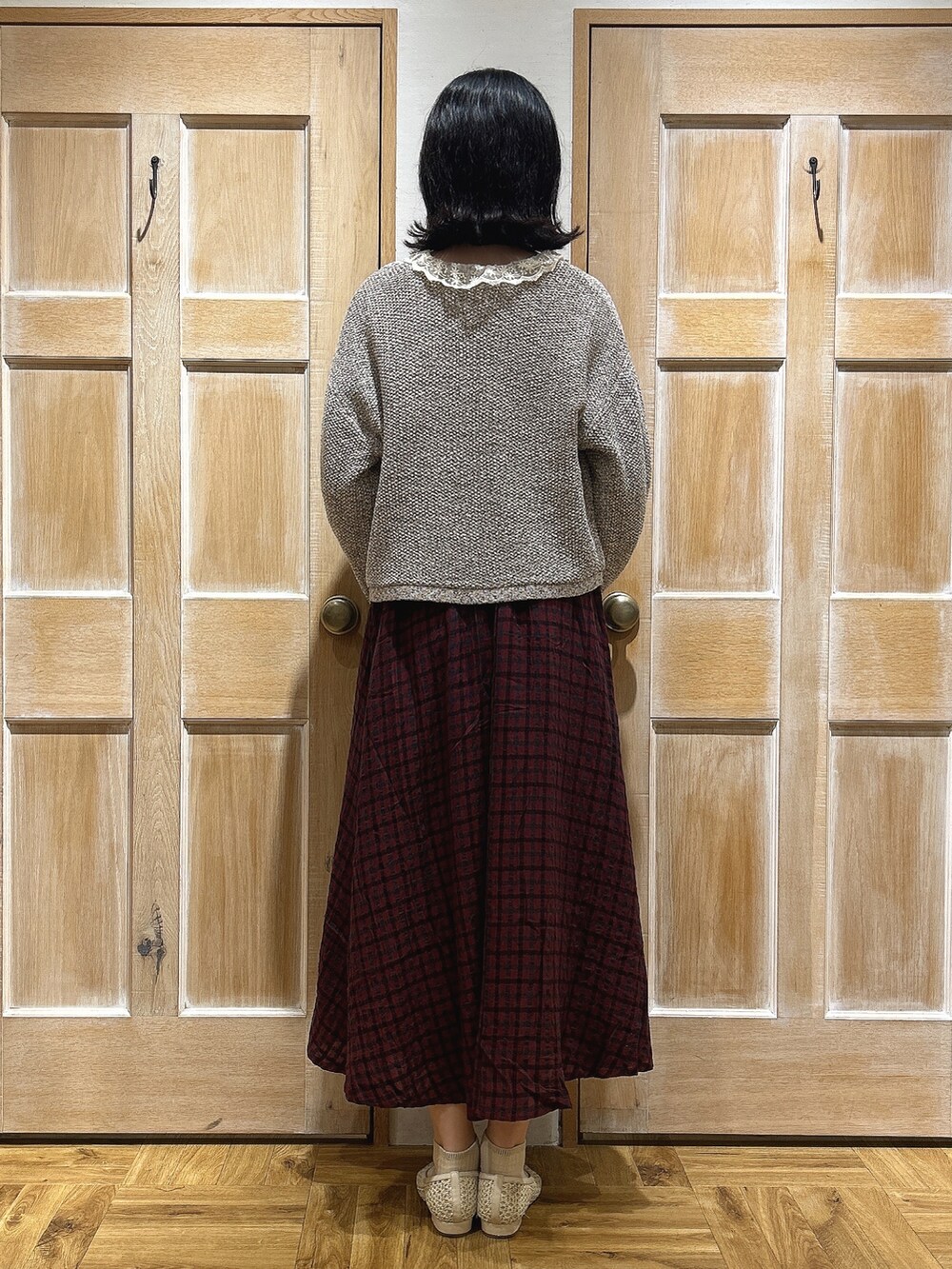 「Samansa Mos2、サマンサ モスモス(Samansa Mos2)、秋服、秋コーデ、休日コーデ、カーディガン、チェック、スカート、リボン、レッド、高身長女子、お出かけコーデ、ガーリー」｜「Samansa Mos2のツイードライクニットジャケット（ノーカラージャケット、ブラウン系）」を使った、kahoさん（レディース・169cm）の秋コーディネートの3枚目の写真