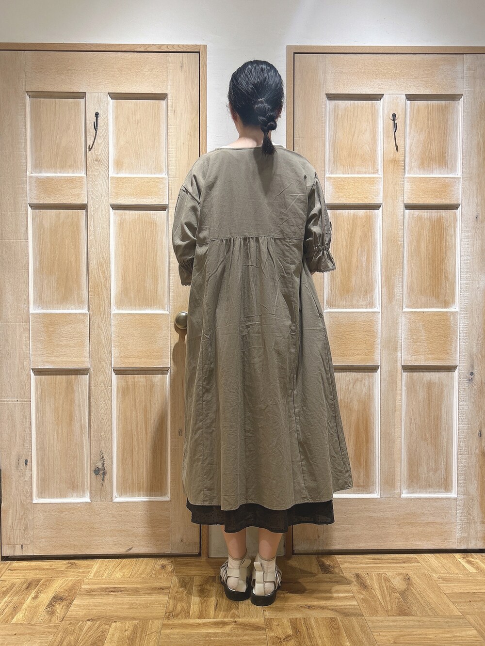 「Samansa Mos2、SM2、サマンサ モスモス(Samansa Mos2)、ワンピース、オリーブ、スカート、ドット、秋コーデ、秋服、高身長女子、カジュアルコーデ、ナチュラル、休日スタイル」｜「Samansa Mos2のドビーリングドットスカート（スカート、ブラック系）」を使った、kahoさん（レディース・169cm）の夏コーディネートの3枚目の写真