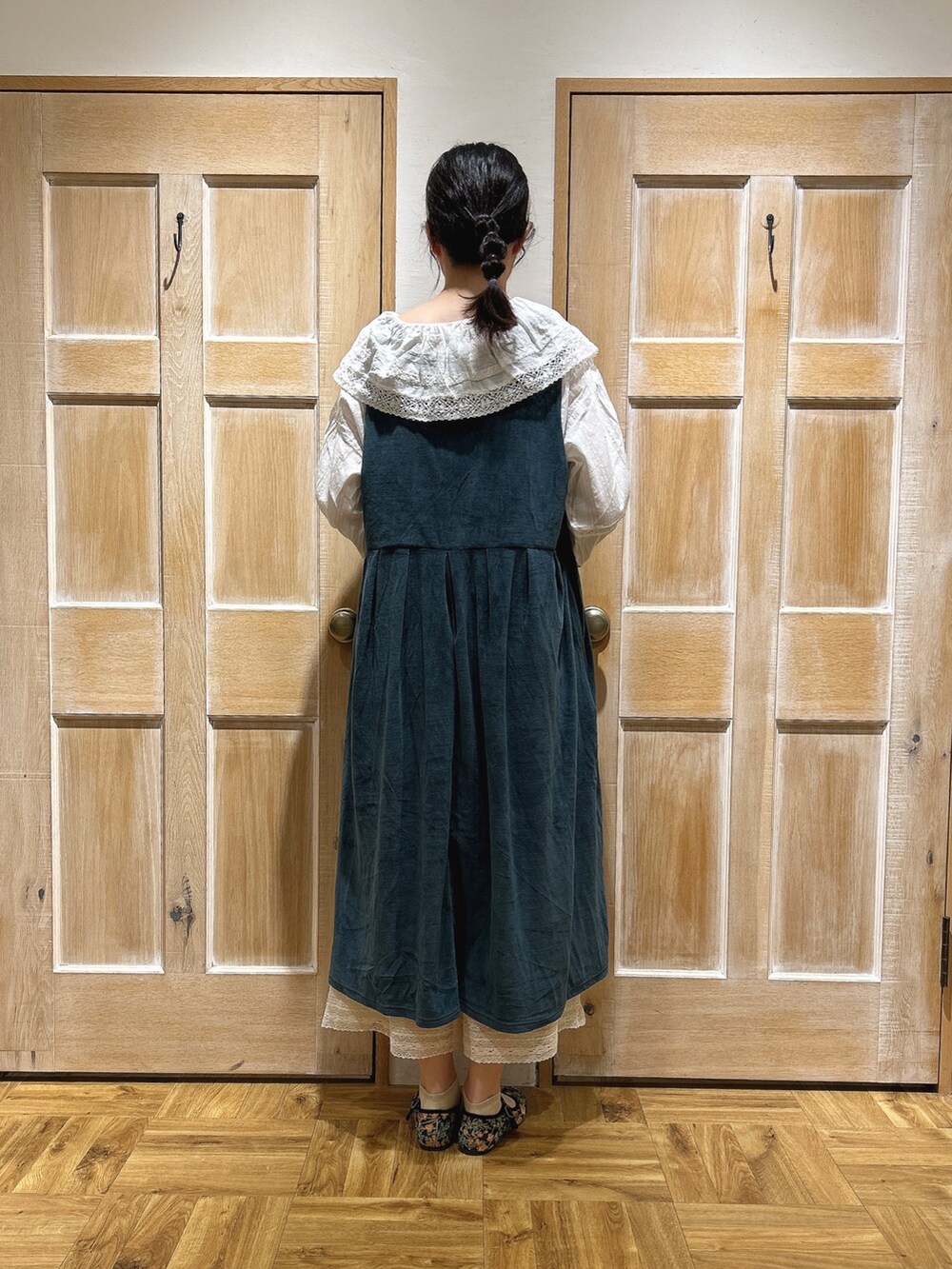 「秋先取りコーデ、Samansa Mos2、サマンサ モスモス(Samansa Mos2)、秋服、ワンピース、ベロア、ブラウス、ガーリー、レース、花柄、休日スタイル、お出かけコーデ、グリーン、高身長女子」|「Samansa Mos2のゴブランマルシェバッグ(ハンドバッグ、ブラック系)」を使った、kahoさん(レディース・169cm)の秋コーディネートの3枚目の写真