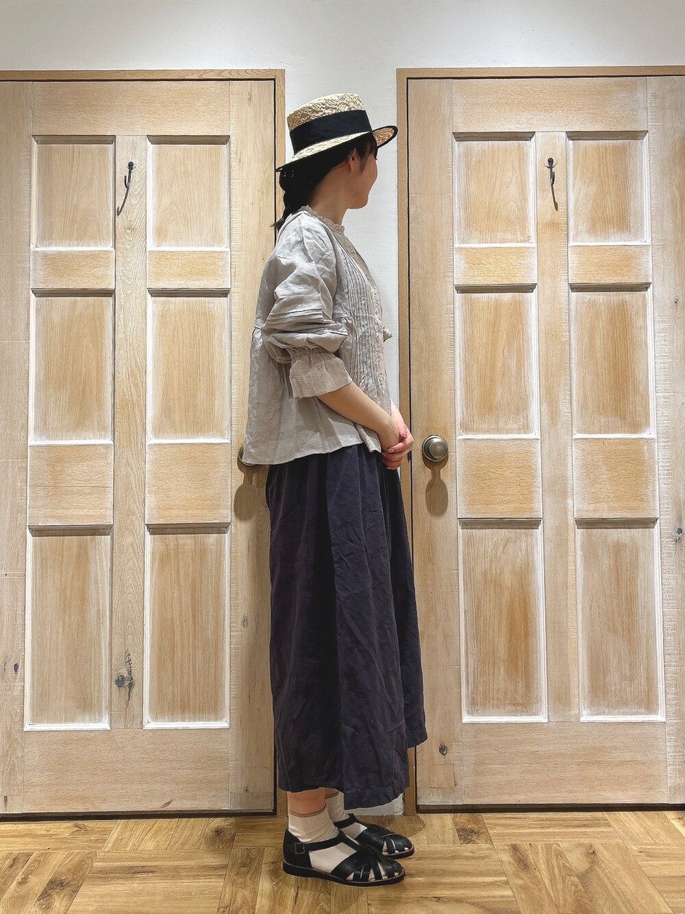 ブラック系のサンダル、ベージュ系のシャツ/ブラウス、グレー系のその他パンツを着用したレディースの春コーディネートの2枚目の写真