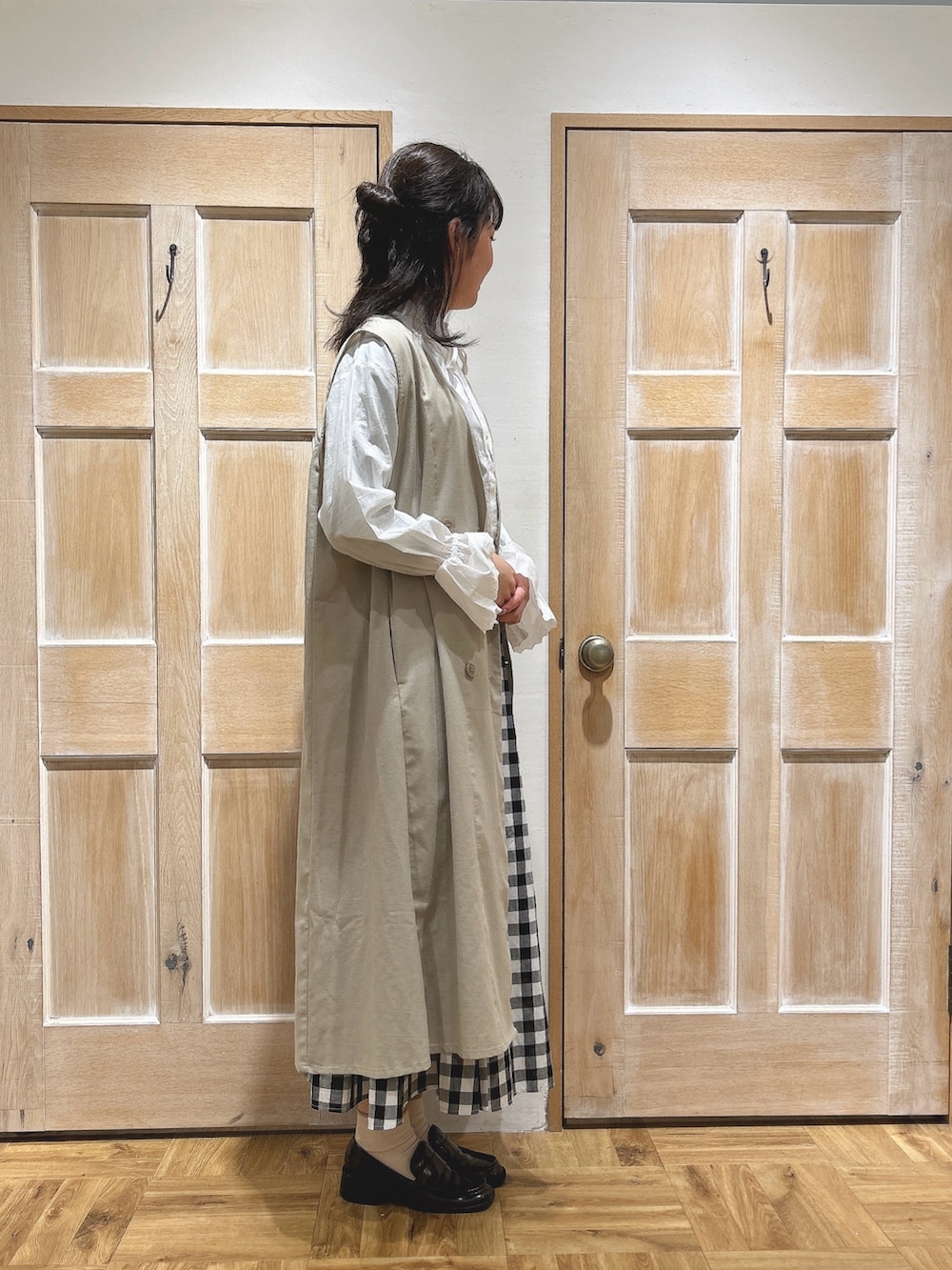 「Samansa Mos2、サマンサ モスモス(Samansa Mos2)、SM2、春コーデ、春、お出かけコーデ、大人ガーリー、ジレ、ワンピース、レース、ブラウス、スカート、チェック、キレイめ、高身長女子」｜「Samansa Mos2の【UVカット】軽やかふんわりスキップスカート（スカート、ブラック系）」を使った、kahoさん（レディース・169cm）の春コーディネートの2枚目の写真