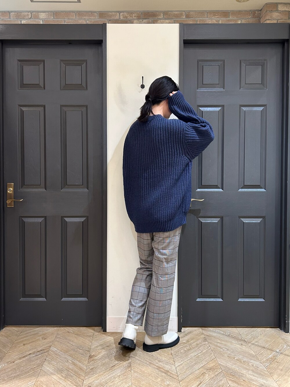 「ニット、カラーニット、モヘアニット、ブルー、ざっくりニット、パンツスタイル、グレンチェック、テーパードパンツ、マフラー、高身長女子、スタッフコーデ、きれいめカジュアル、MelanCleuge」｜「Melan Cleugeのアイテム（ニット/セーター、ブルー系）」を使った、kahoさん（レディース・169cm）の冬コーディネートの3枚目の写真