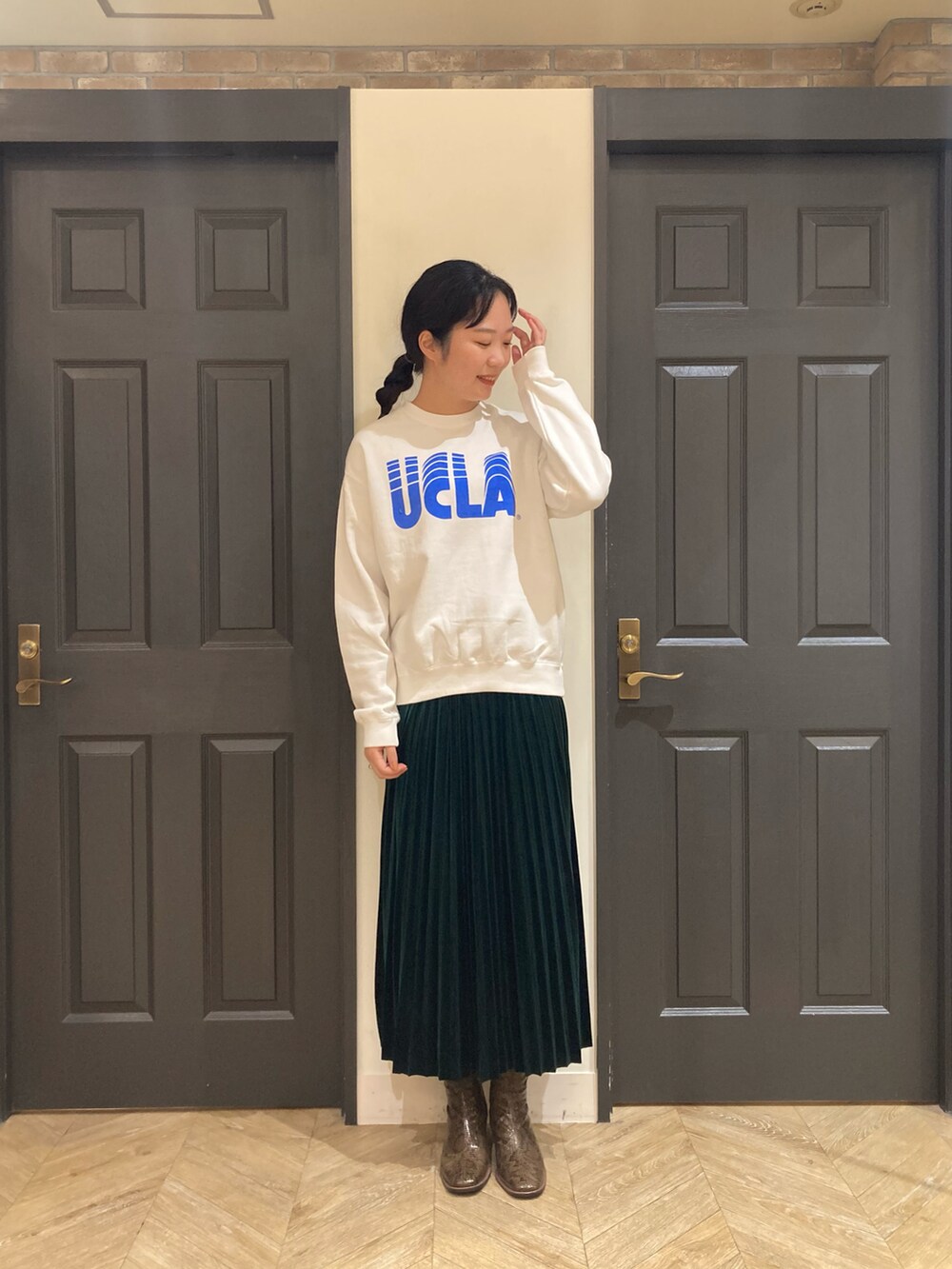 「ボアジャケット、スウェット、ベロアスカート、プリーツスカート、スカート、スタッフコーデ、秋冬、ショートブーツ、MelanCleuge、GOOD ROCK SPEED、casselini」｜「Melan Cleugeのアイテム（その他アウター、ブラック系）」を使った、kahoさん（レディース・169cm）の秋コーディネートの4枚目の写真