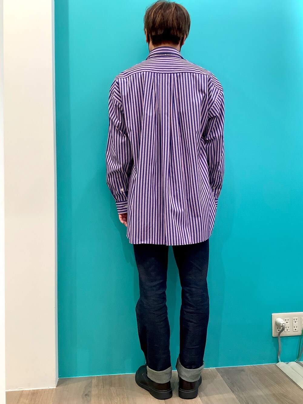 レッド系のシャツ/ブラウス、その他のフレグランスミストを着用したメンズの秋コーディネートの2枚目の写真