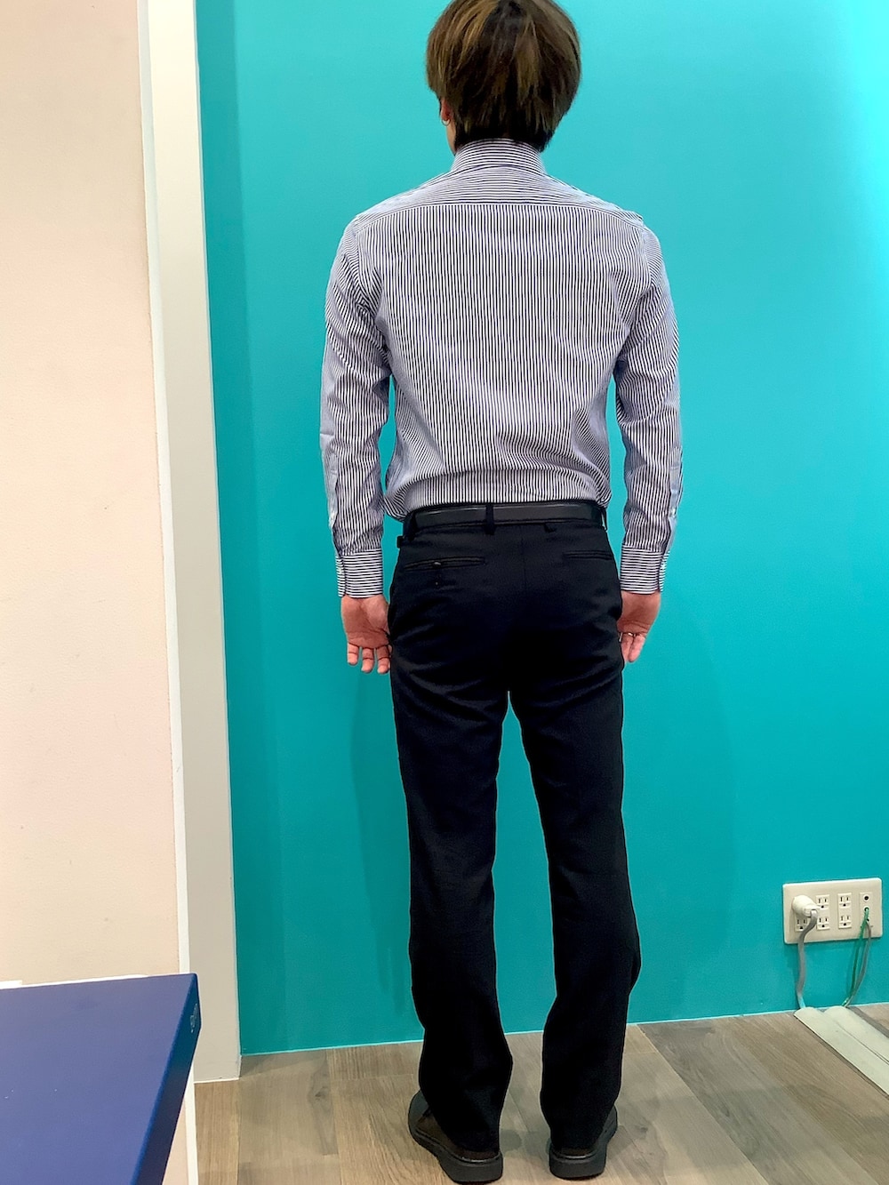 ブルー系のビジネスシャツ、その他のハンドケア/ハンドクリームを着用したメンズの秋コーディネートの2枚目の写真