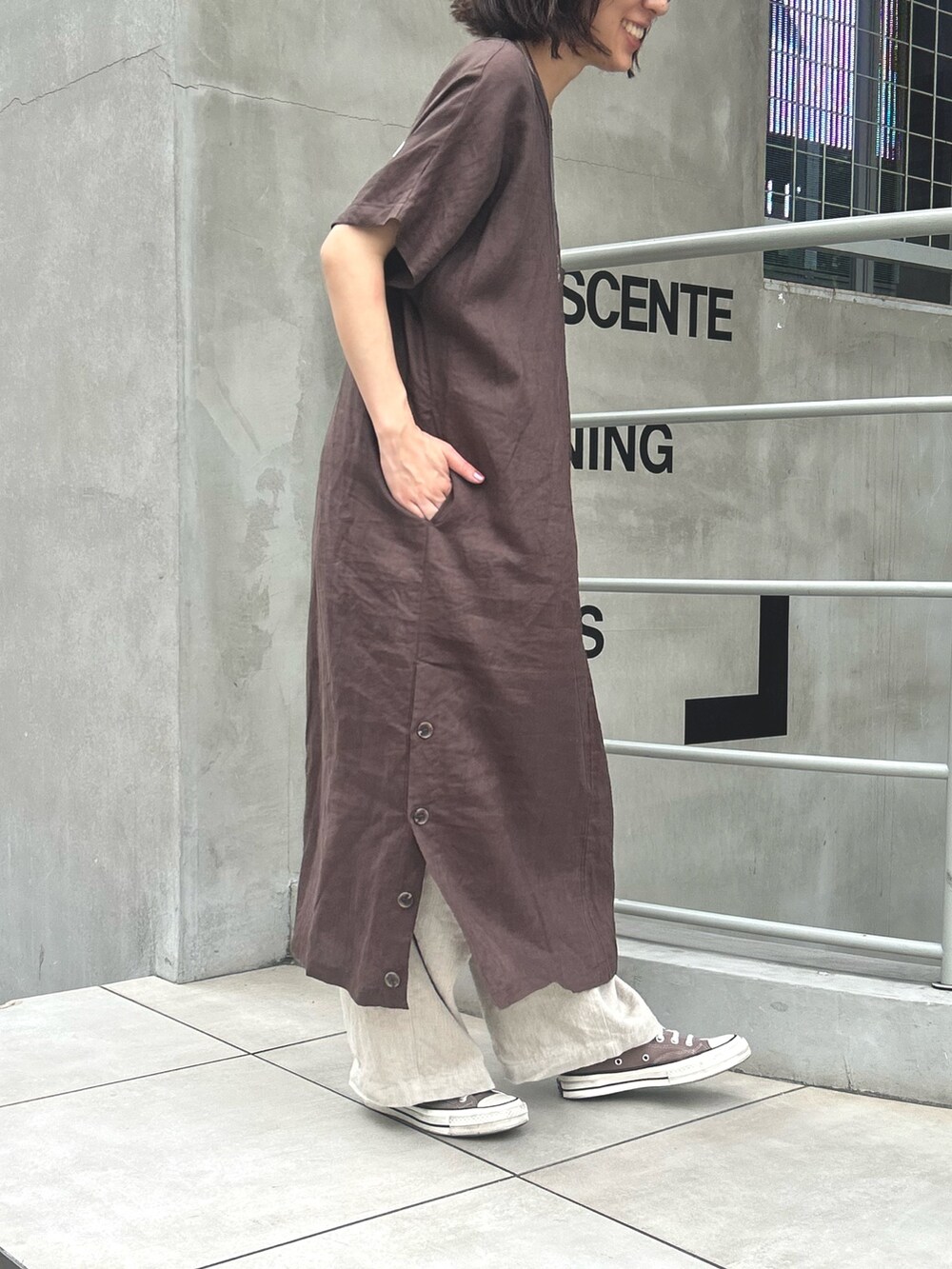 ブラウン系のワンピース、ベージュ系のその他パンツを着用したレディースの夏コーディネートの2枚目の写真