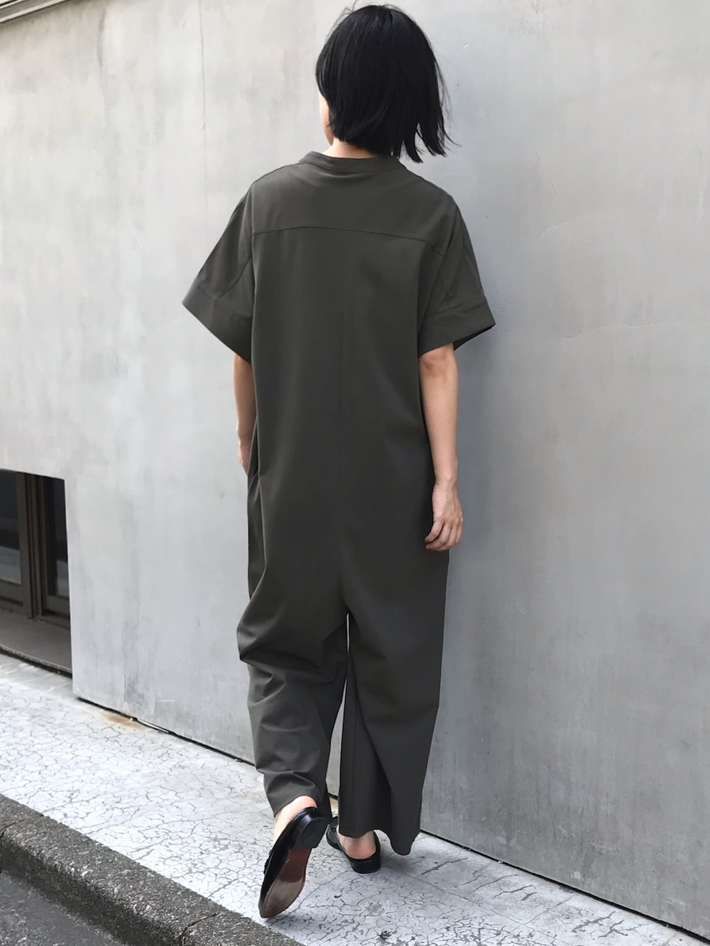 グリーン系のつなぎ/オールインワンを着用したレディースの夏コーディネートの2枚目の写真