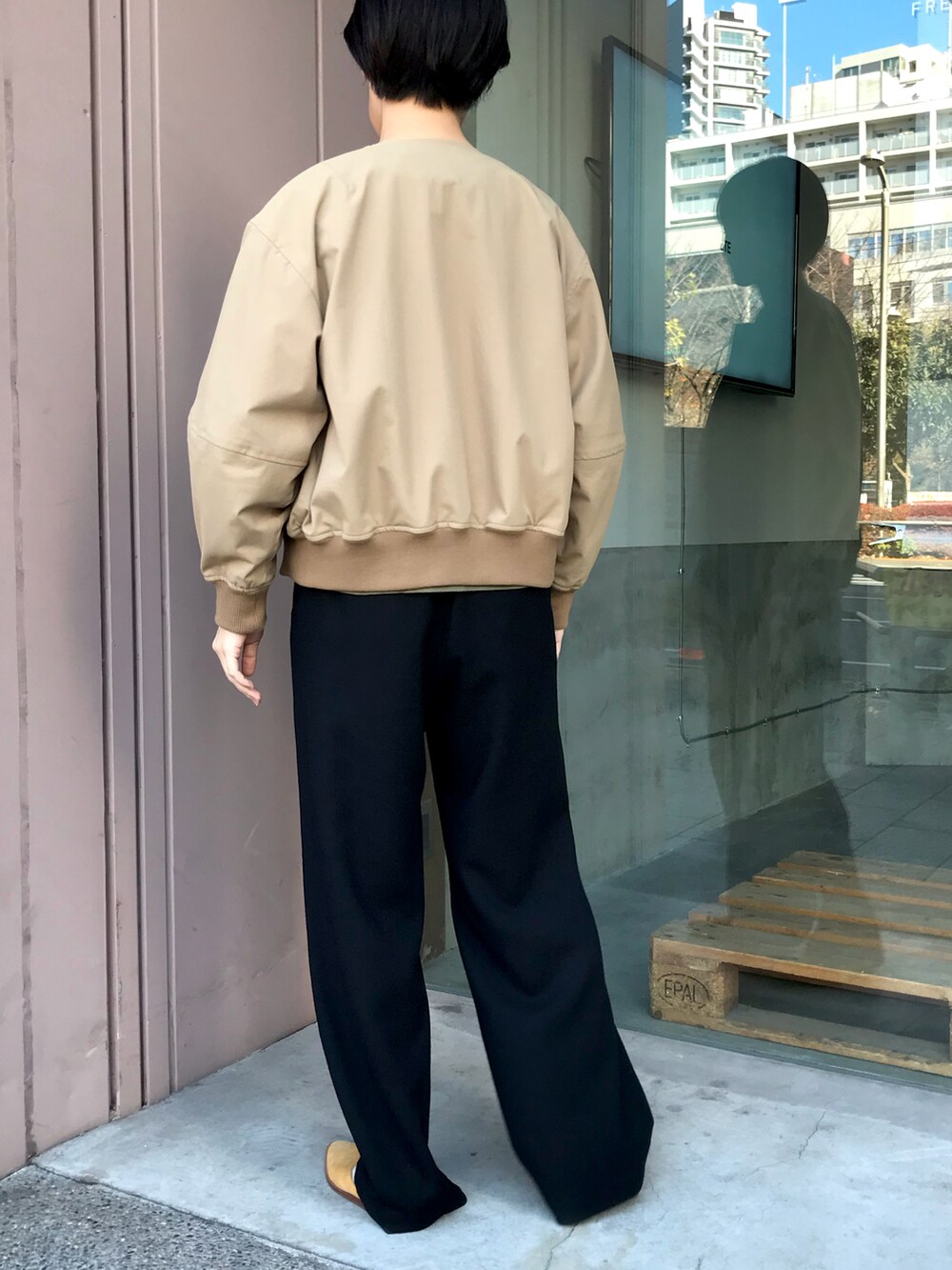 ベージュ系のブルゾンを着用したレディースの春コーディネートの3枚目の写真