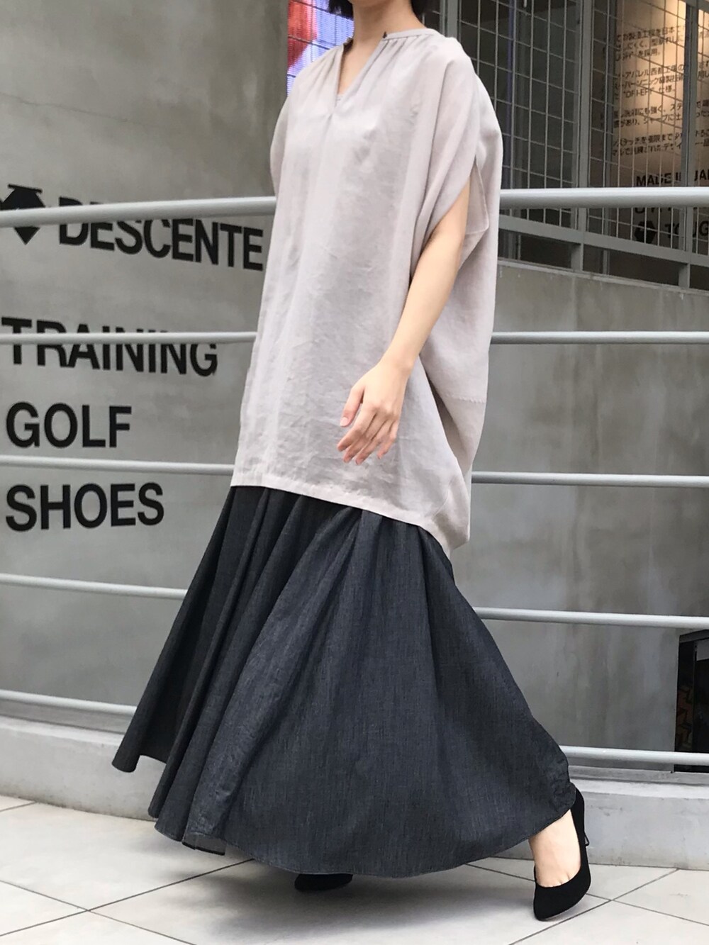 ベージュ系のシャツ/ブラウス、グレー系のスカートを着用したレディースの夏コーディネートの2枚目の写真