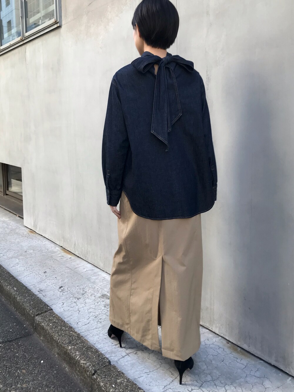 ブルー系のシャツ/ブラウス、ベージュ系のスカートを着用したレディースの冬コーディネートの2枚目の写真