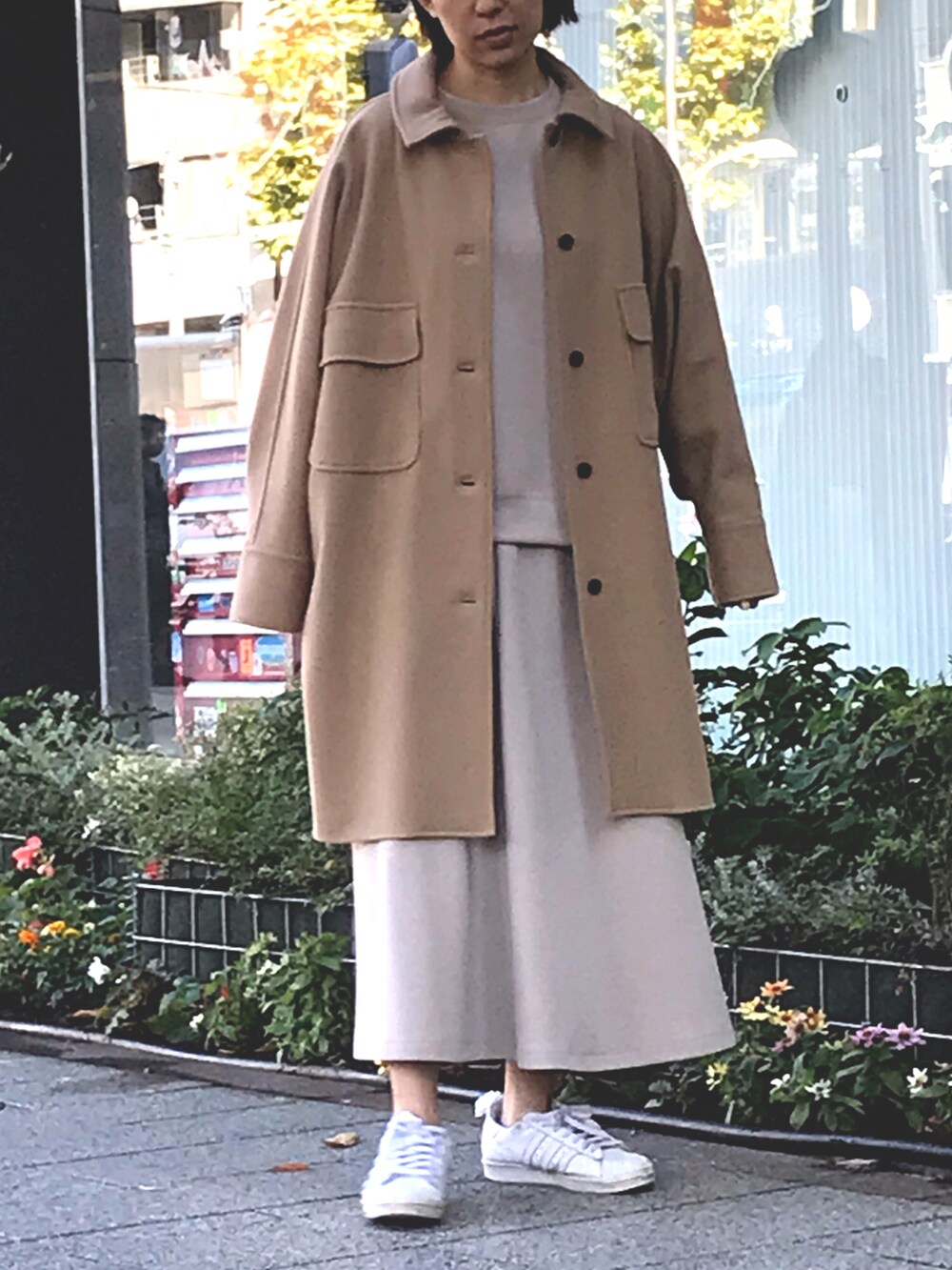 イエロー系のその他アウター、ベージュ系のスカートを着用したレディースの秋コーディネートの2枚目の写真