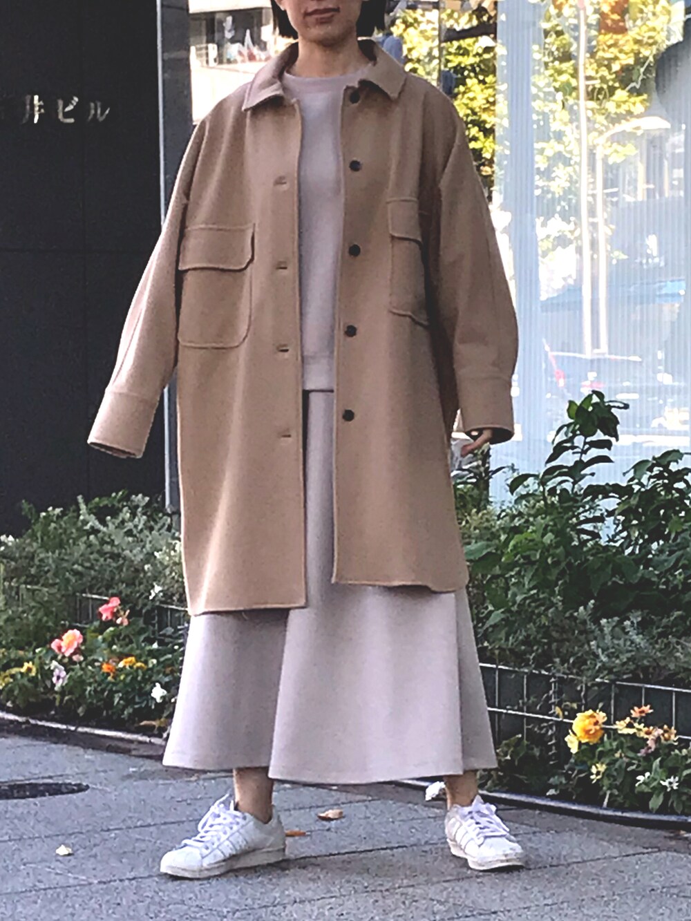 イエロー系のその他アウター、ベージュ系のスカートを着用したレディースの秋コーディネートの3枚目の写真