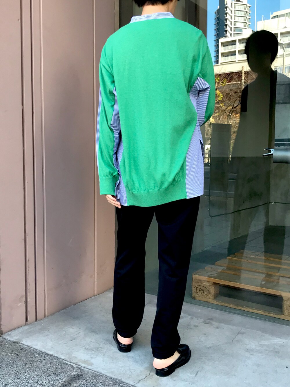 グリーン系のシャツ/ブラウス、ブラック系のスウェットパンツを着用したレディースの冬コーディネートの4枚目の写真