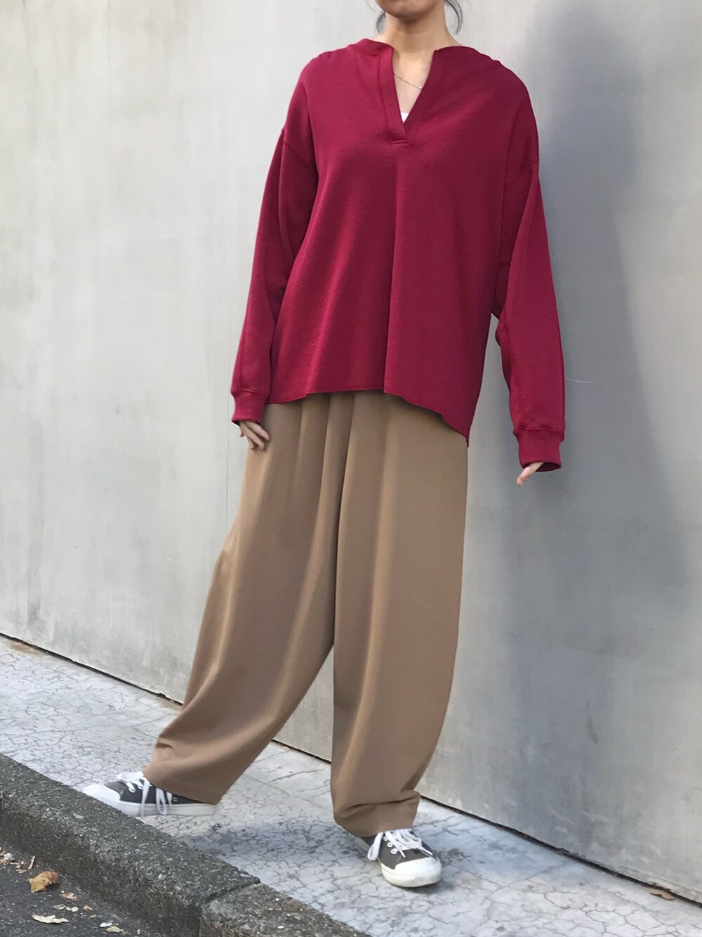 イエロー系のその他パンツ、レッド系のTシャツ/カットソーを着用したレディースの春コーディネートの2枚目の写真