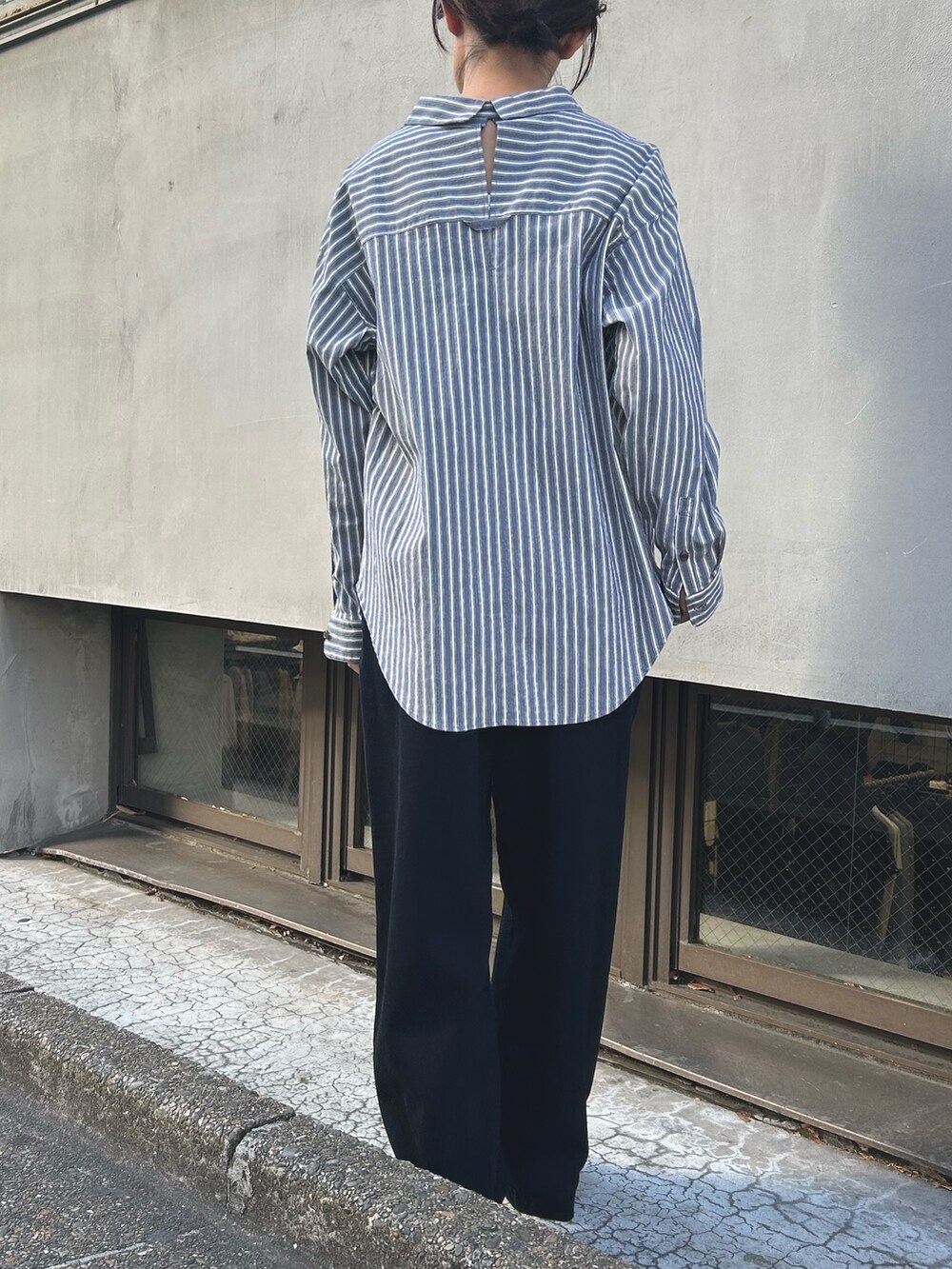 ブラック系のデニムパンツ、ブルー系のシャツ/ブラウスを着用したレディースの春コーディネートの2枚目の写真