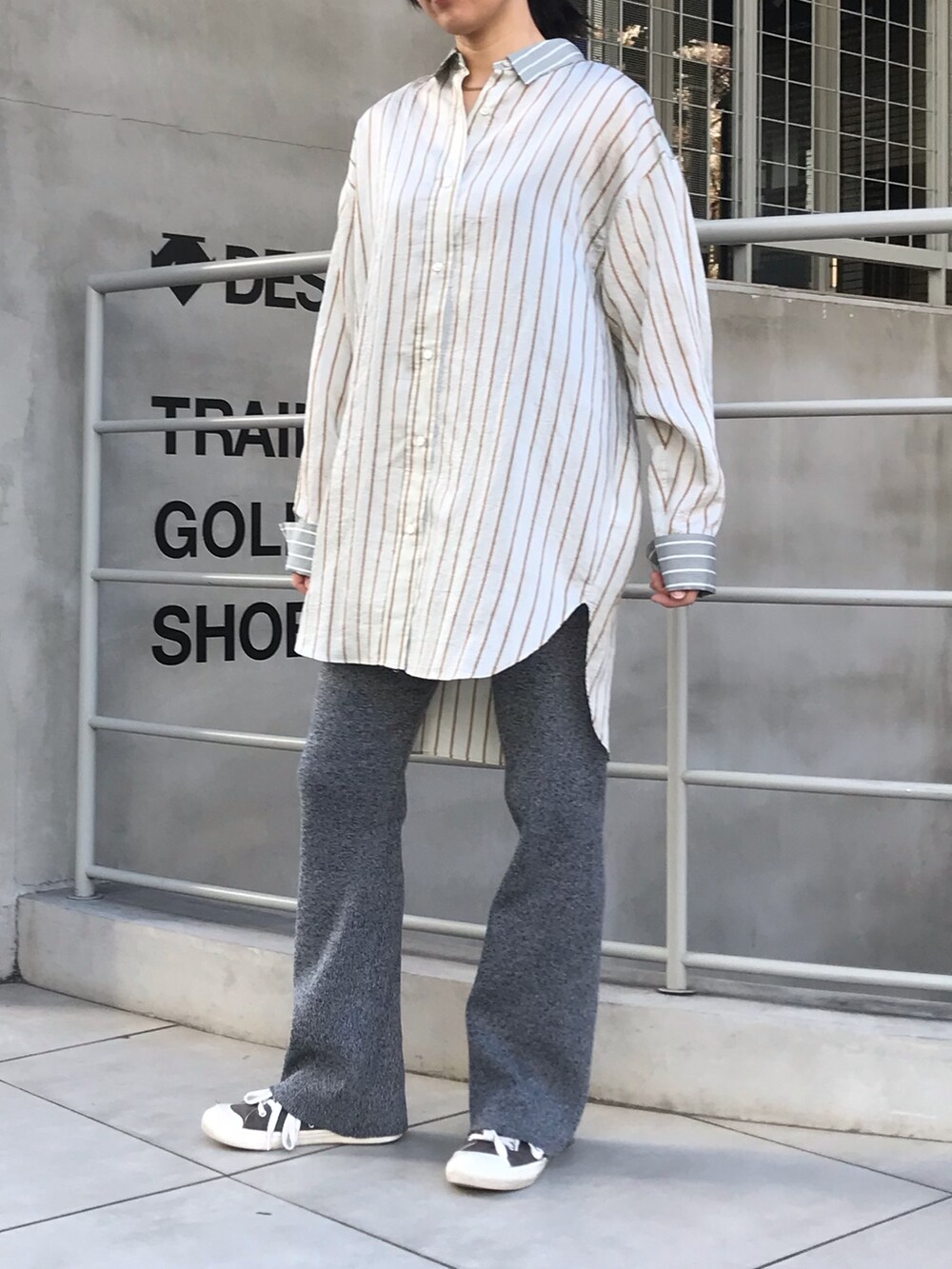 グリーン系のシャツ/ブラウスを着用したレディースの冬コーディネートの2枚目の写真